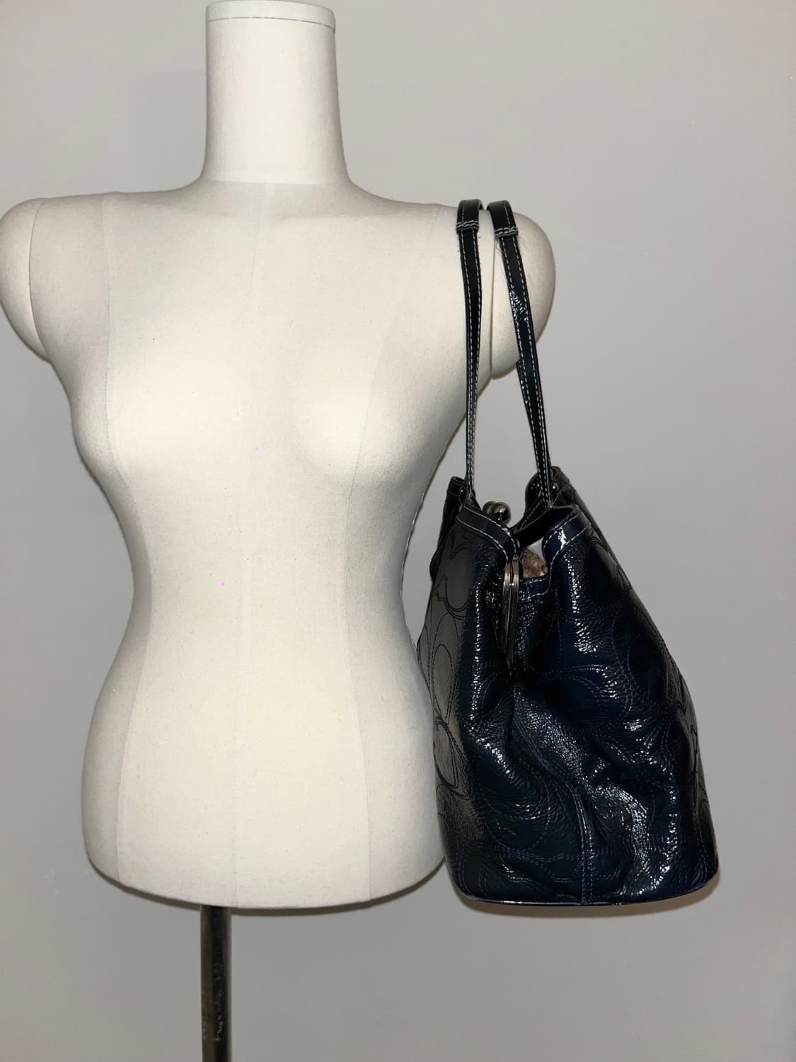 📦Coach navy enamel shoulder bag 상품이미지4