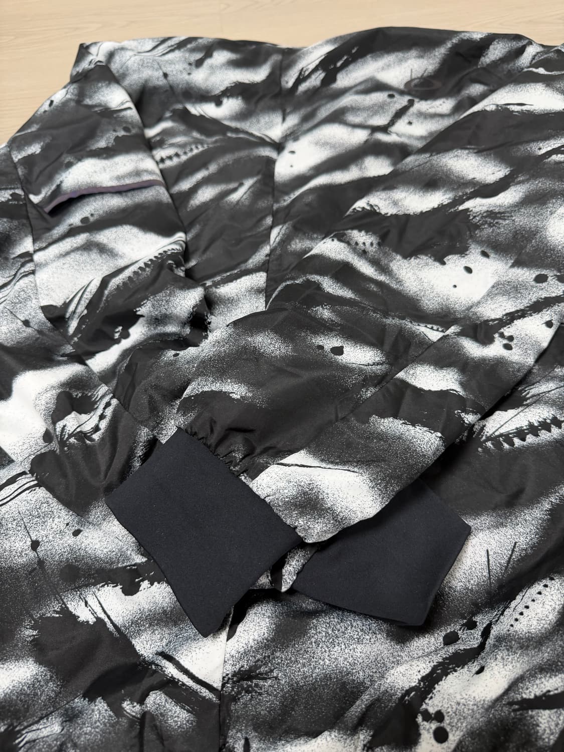 오클리 블랙 화이트 로고 페인팅 바람막이 상품이미지6