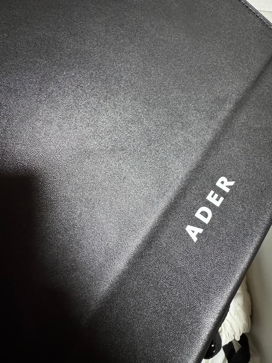 아더에러 쇼퍼백 느와르 상품이미지2