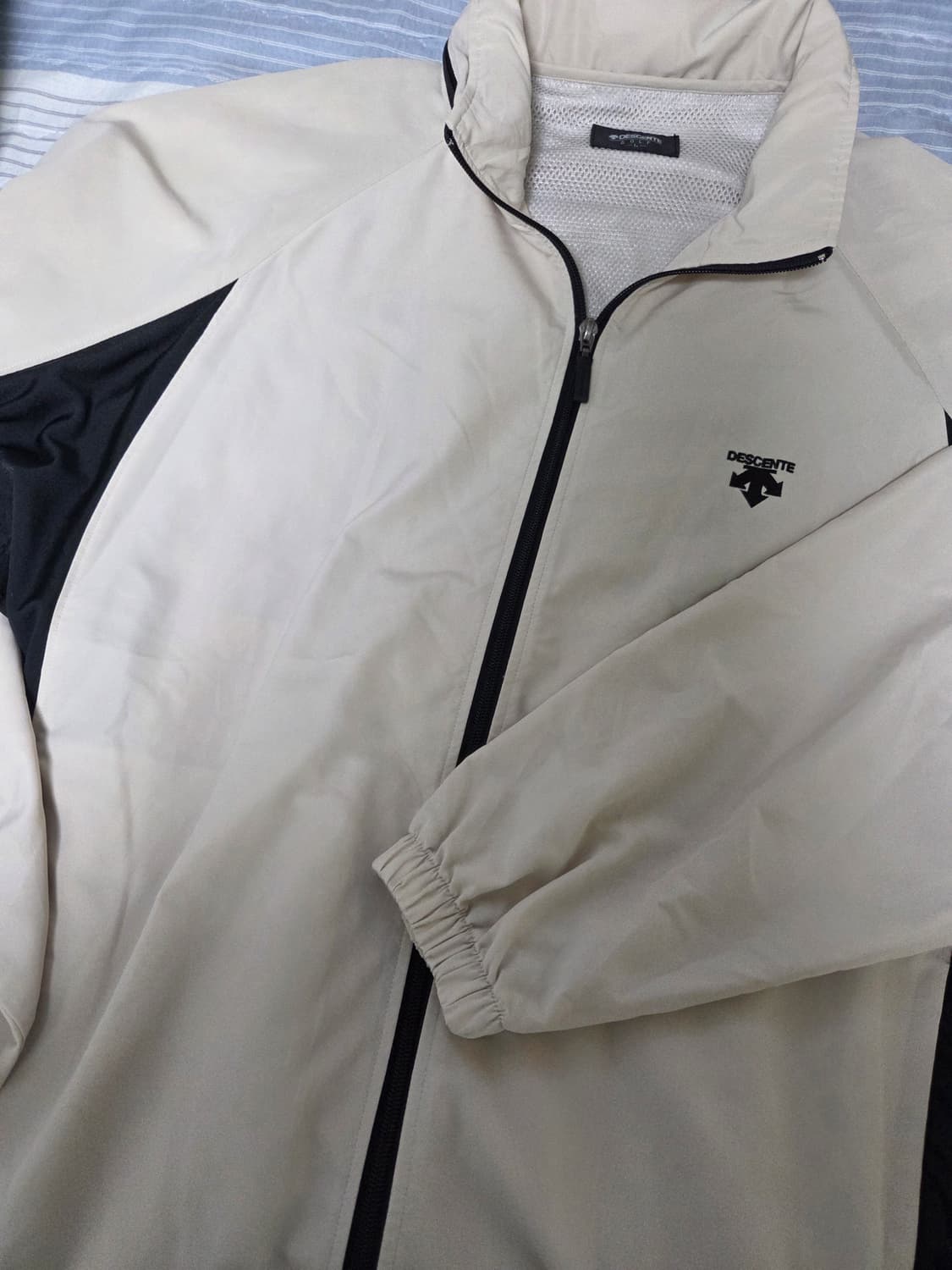 데상트 아이보리 후들후들 바람막이 상품이미지3