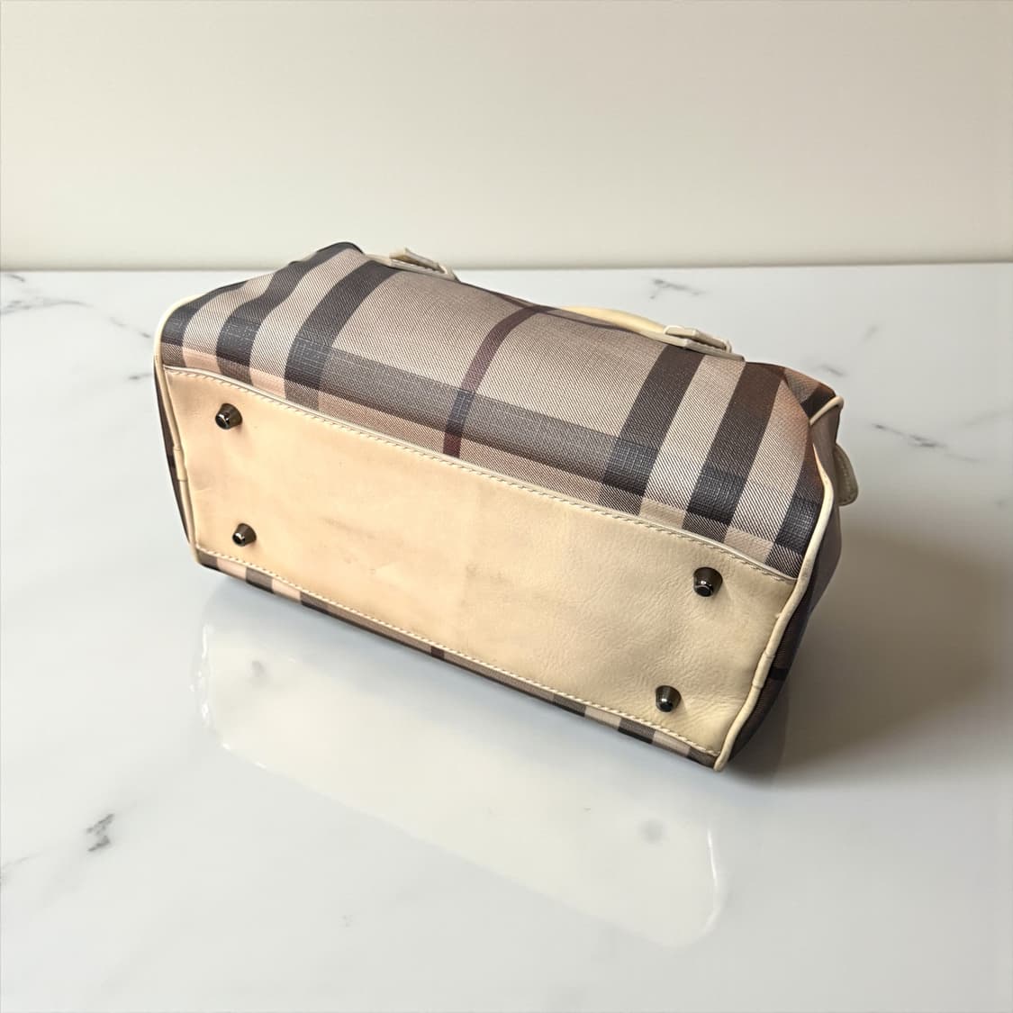 버버리 스모크 체크코팅 체스터 토트백 상품이미지7