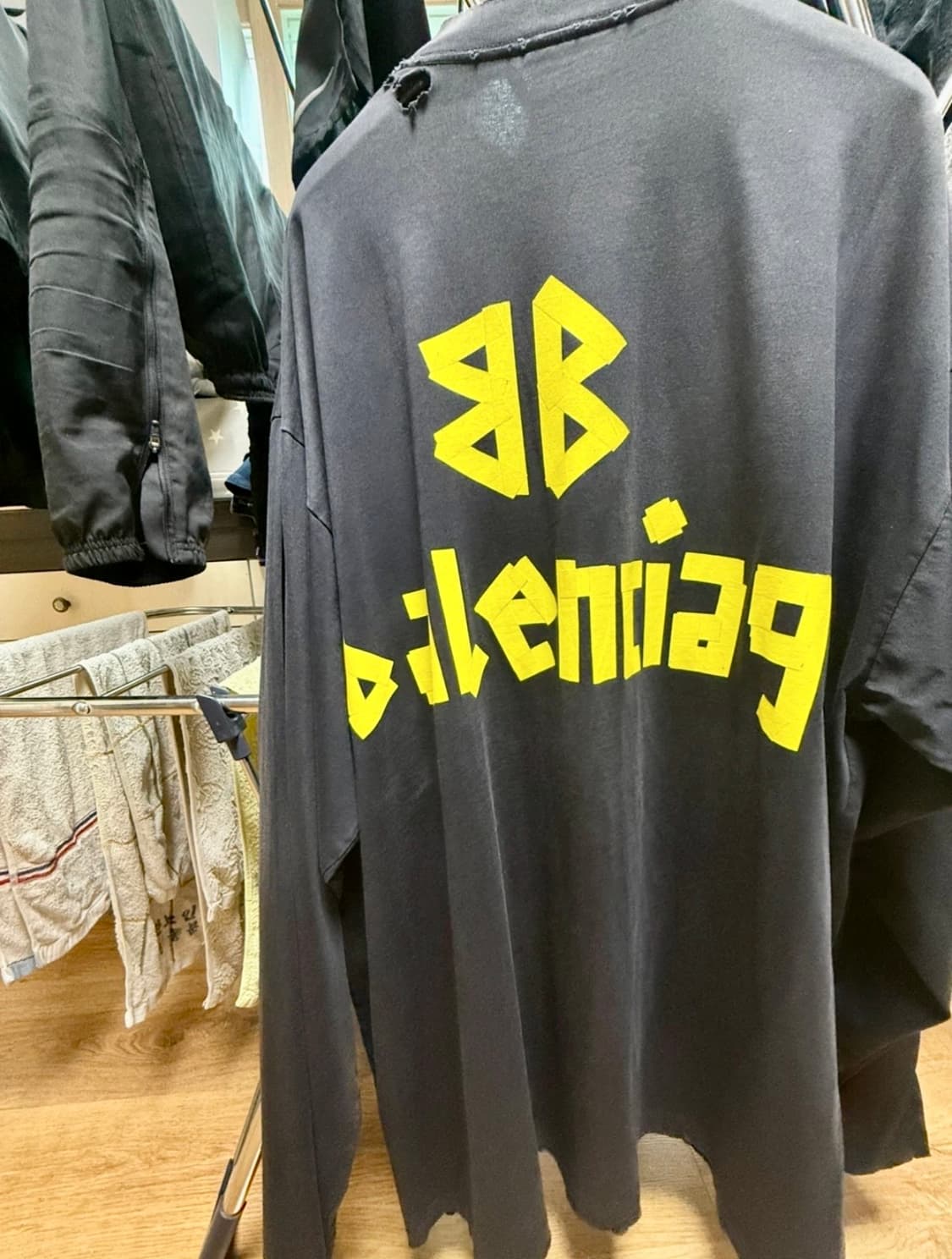 발렌시아가 테이프 타입 롱슬리브 팝니다. 상품이미지3