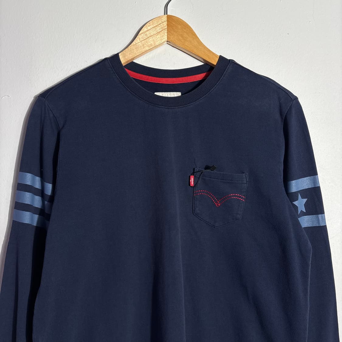 리바이스 포켓 디테일 네이비 맨투맨 (무료배송) 상품이미지2