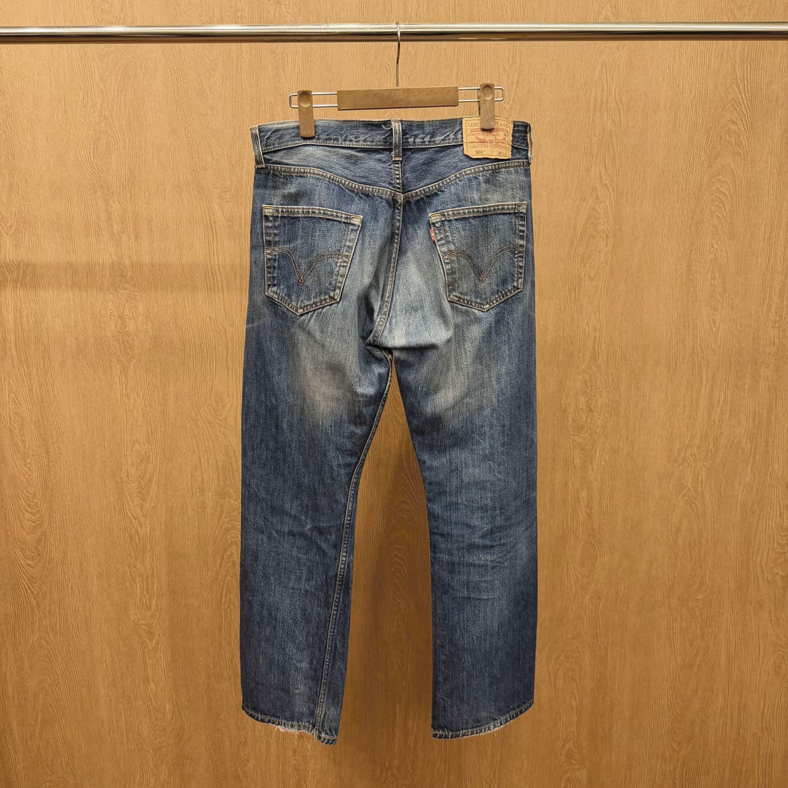 리바이스 501 워싱 데님 팬츠 레드 탭 디테일 레귤러 스트레이트핏 중청 상품이미지3