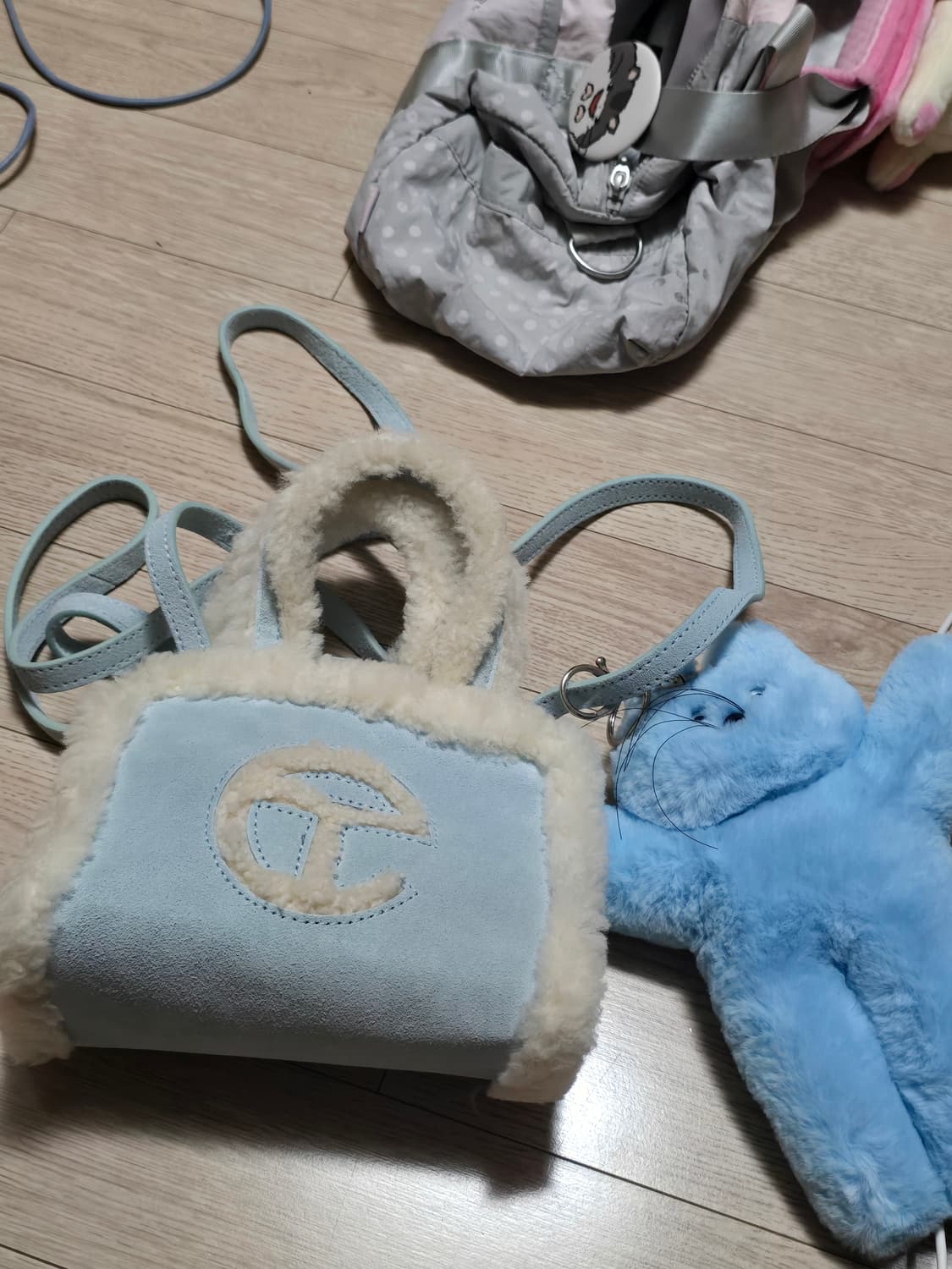 텔파 어그 UGG 스몰 숄더백 스카이블루 퍼 트리밍 백 상품이미지1