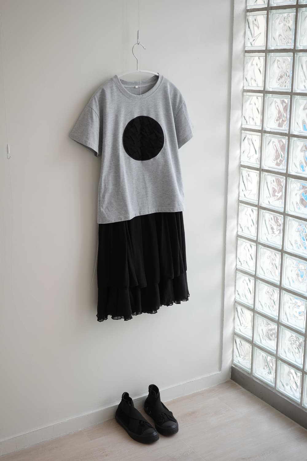 Minimal grey big-dot graphic tee 상품이미지6