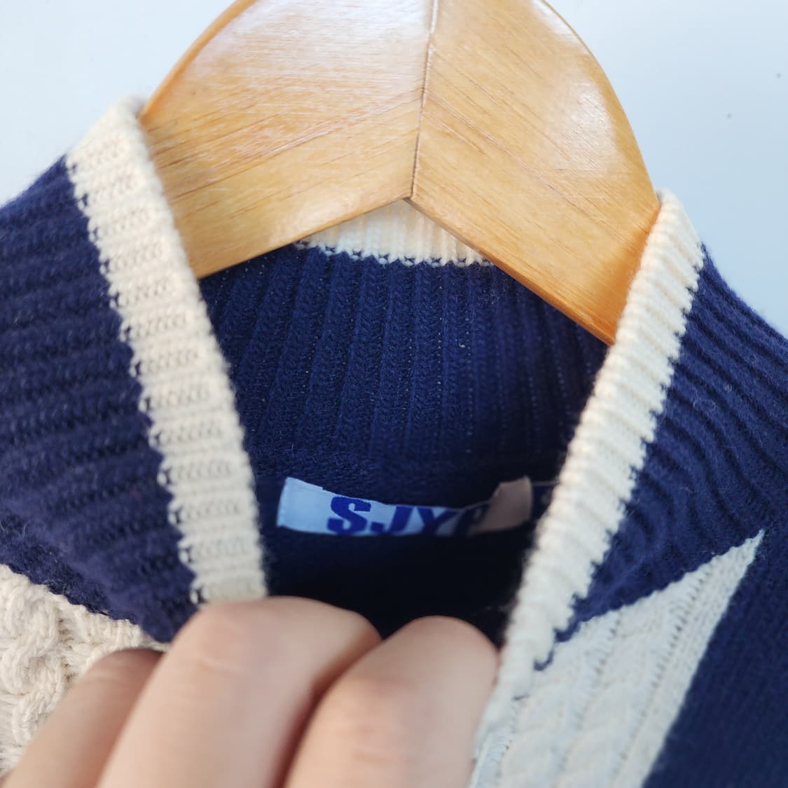 SJYP 네이비 화이트 스트라이프 니트 스웨터 상품이미지2