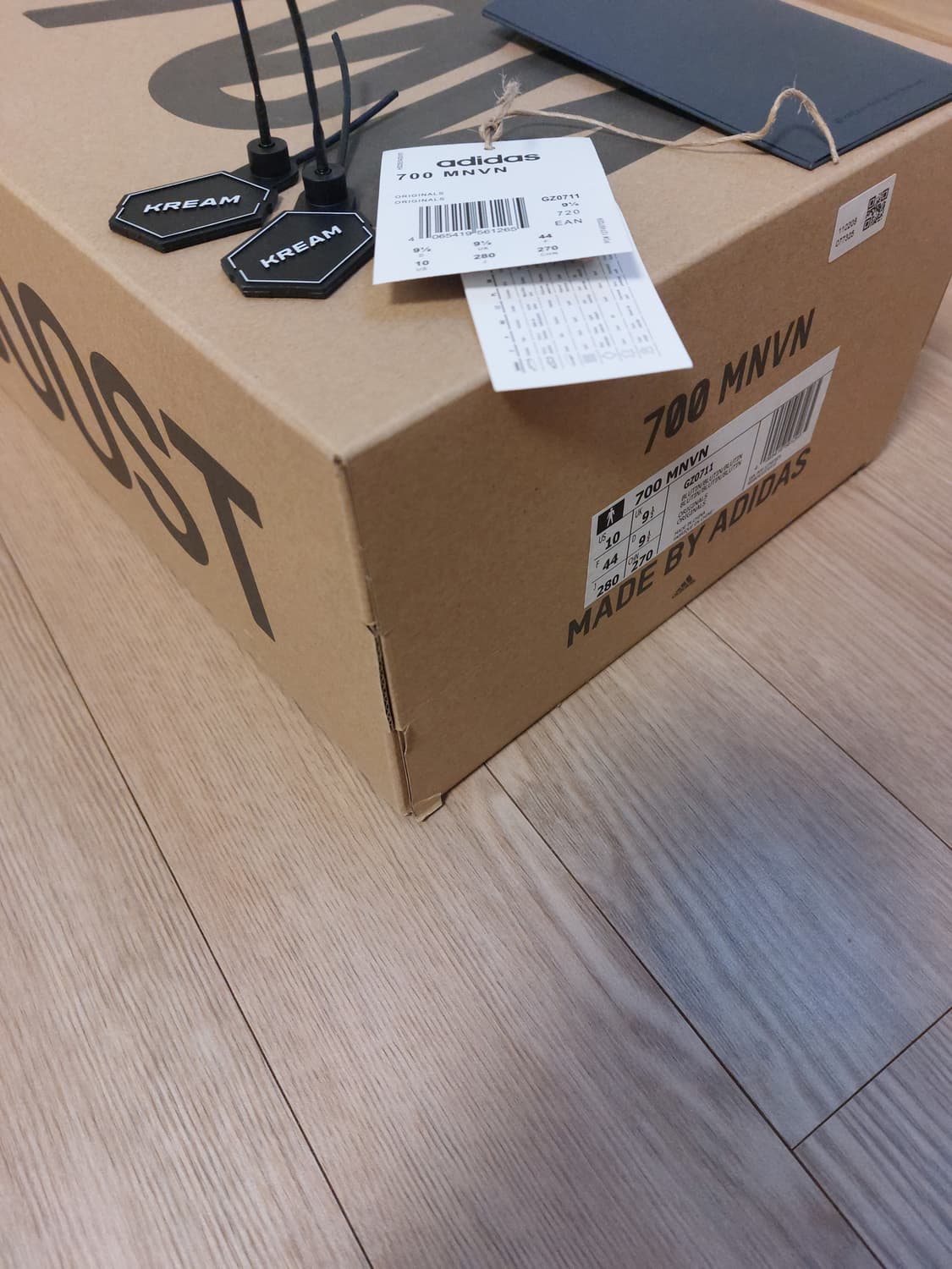 아디다스 이지 부스트 700 MNVN 블루 틴트 상품이미지7