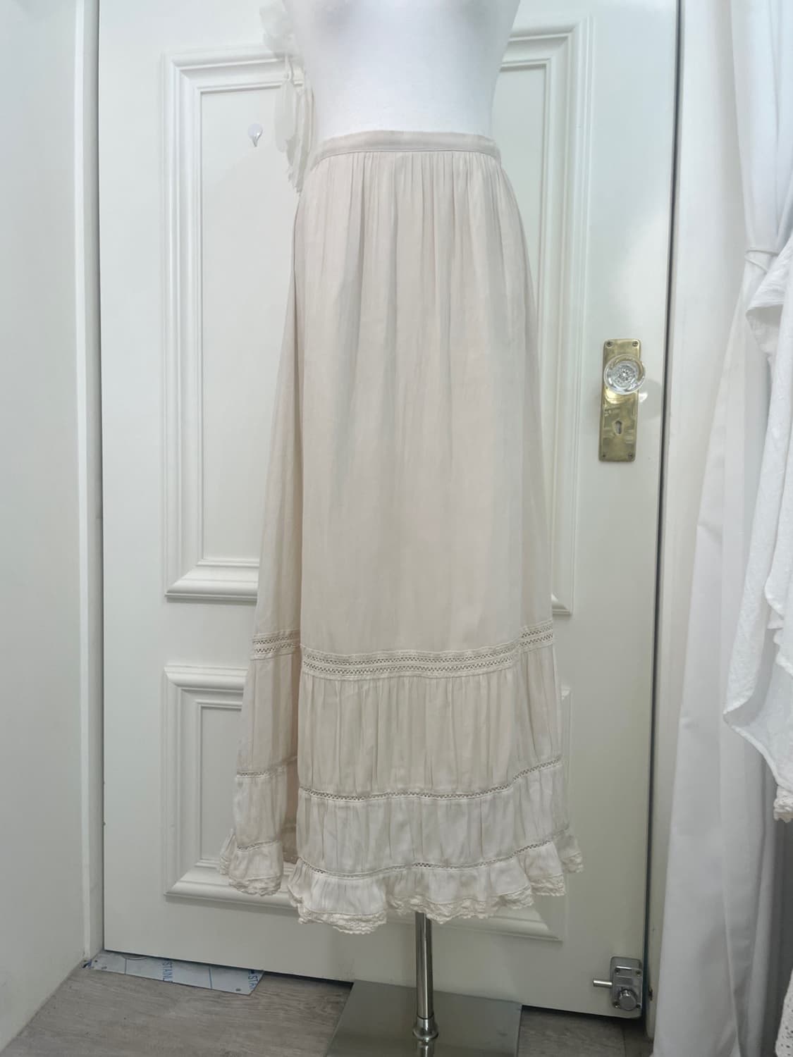 beige lace trim mori long skirt(size-38) 상품이미지5