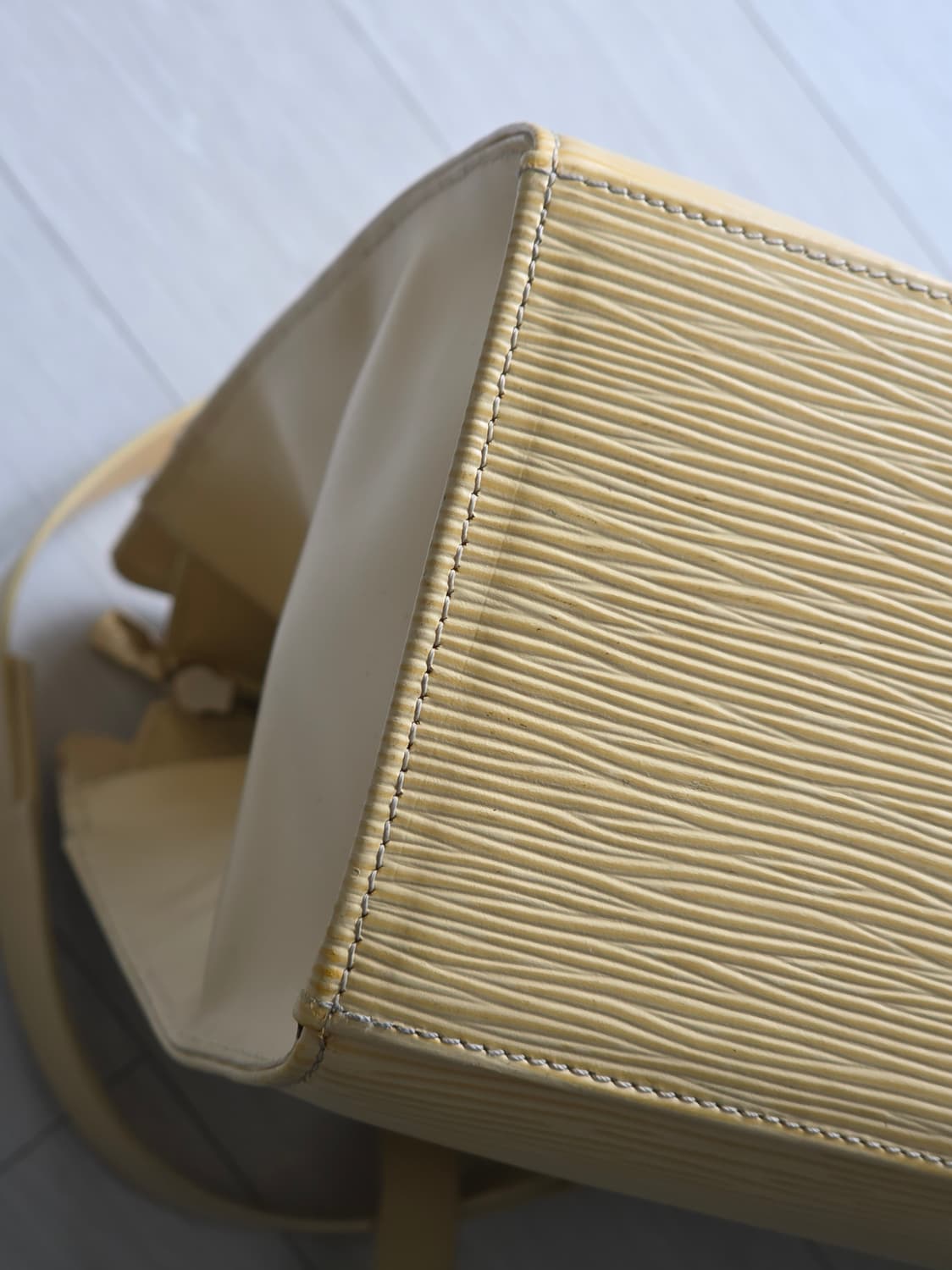 루이비통 에삐 에피레더 숄더백 크로와젯gm 옐로우 상품이미지7