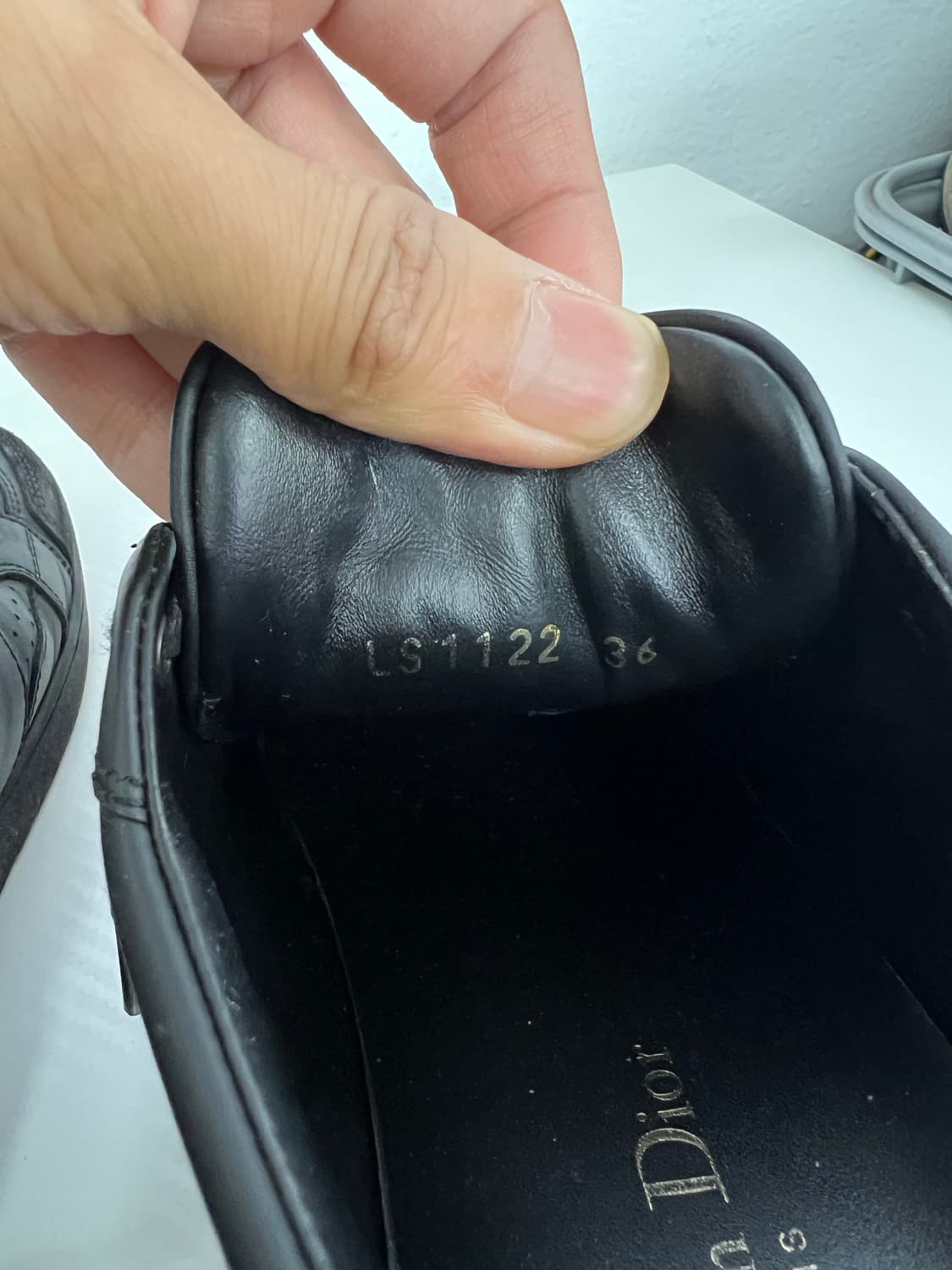 정품) 디올 카프스킨 CD로고 스니커즈 36 상품이미지9