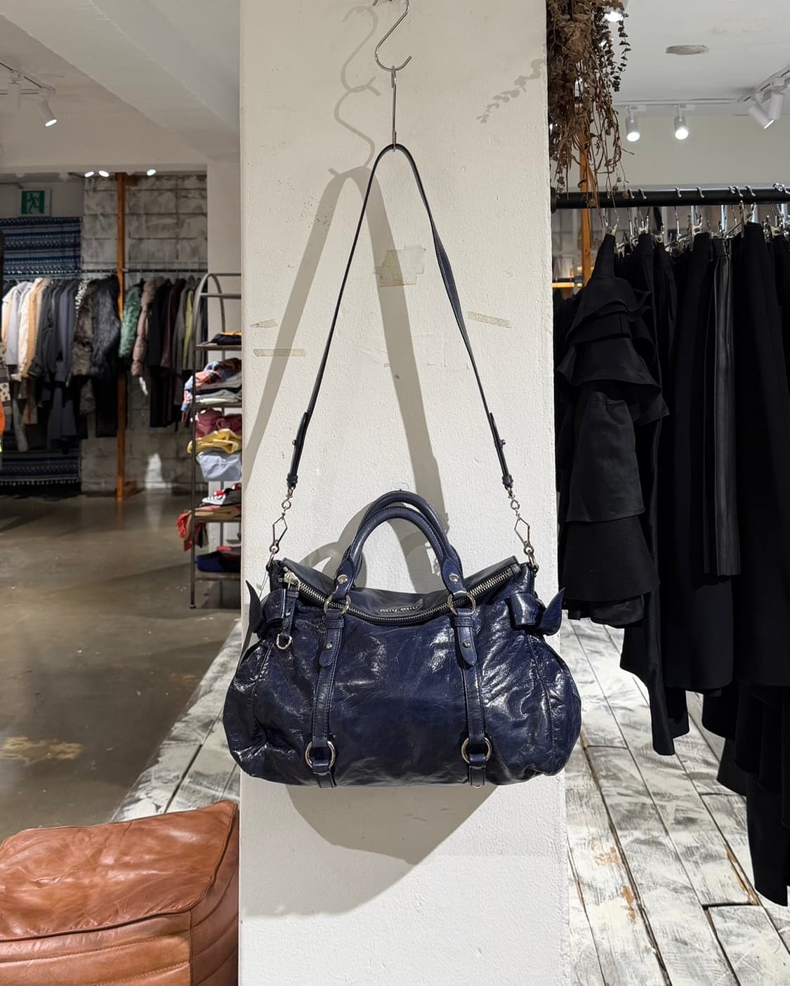 미우미우 네이비 블루 비텔로 럭스 레더 리본 사첼백 상품이미지2