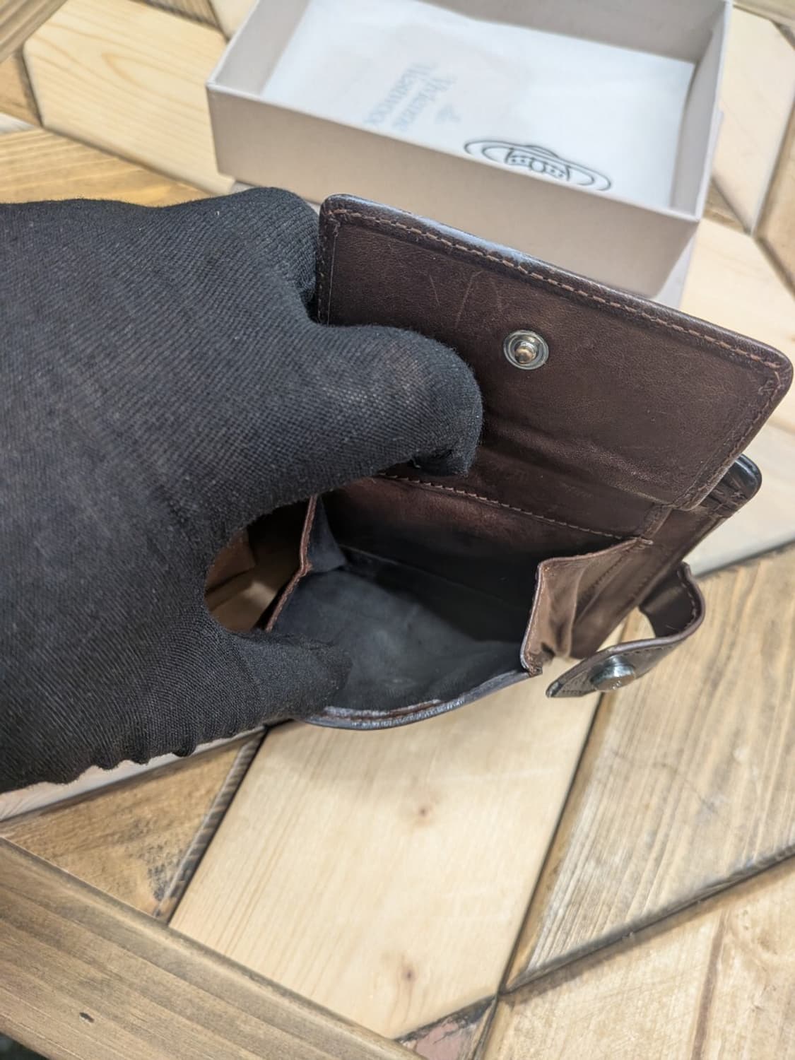 비비안 웨스트우드 망지안트 오브 오일레더 지갑 상품이미지8