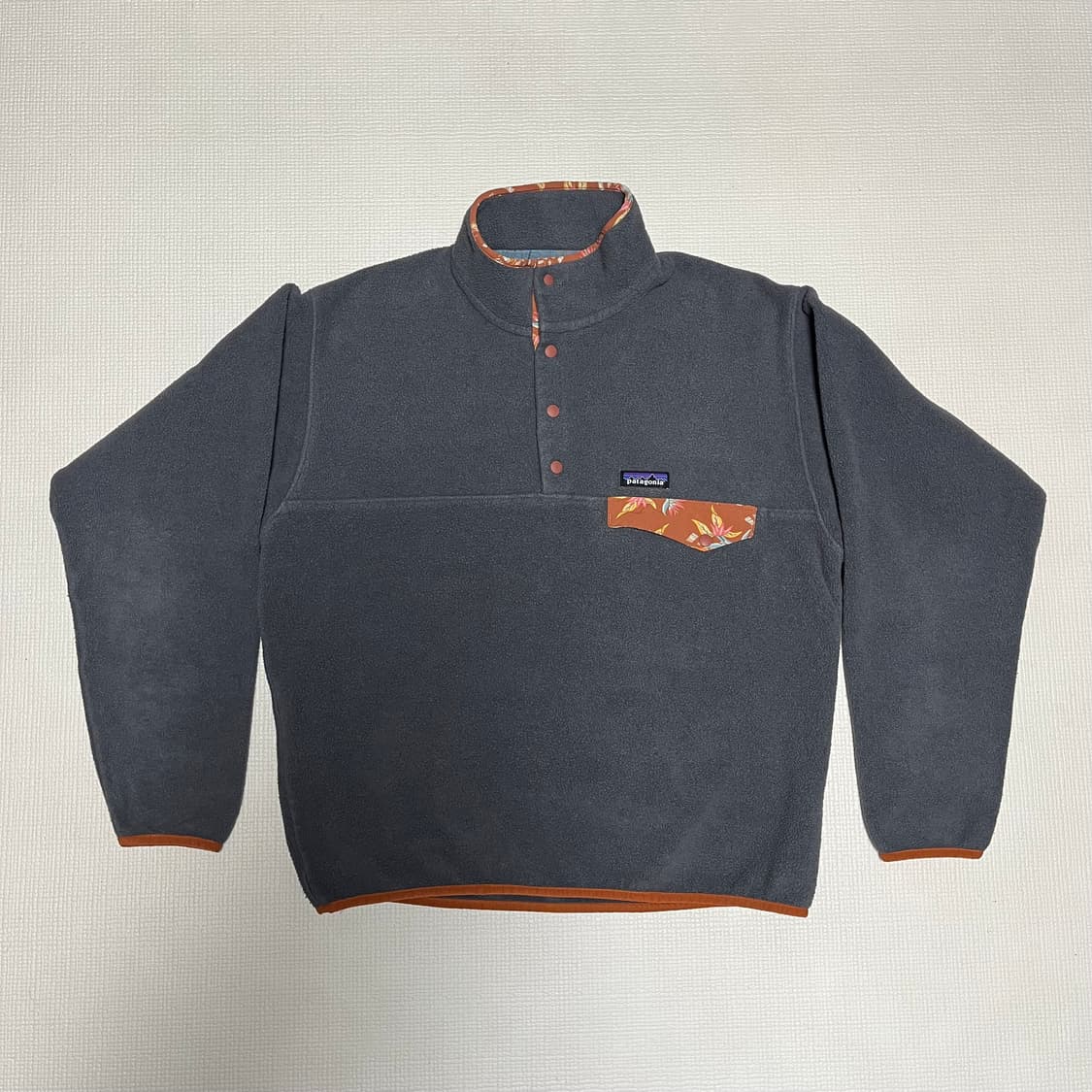 파타고니아 신칠라 포지 그레이/플로럴 오렌지 상품이미지1