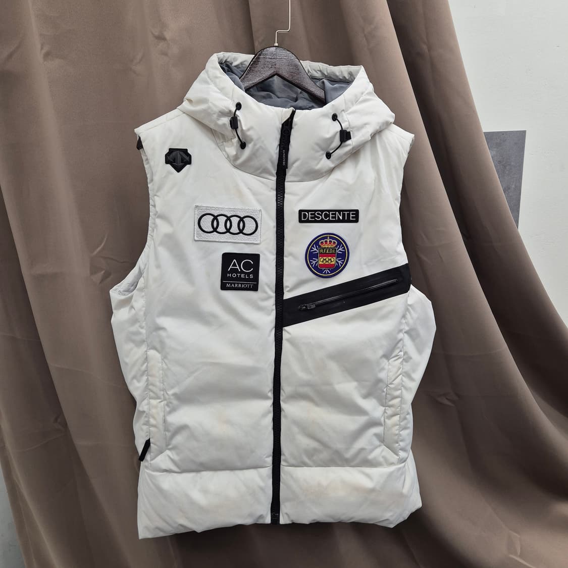 데상트 아우디 화이트 패딩 조끼 105 상품이미지1