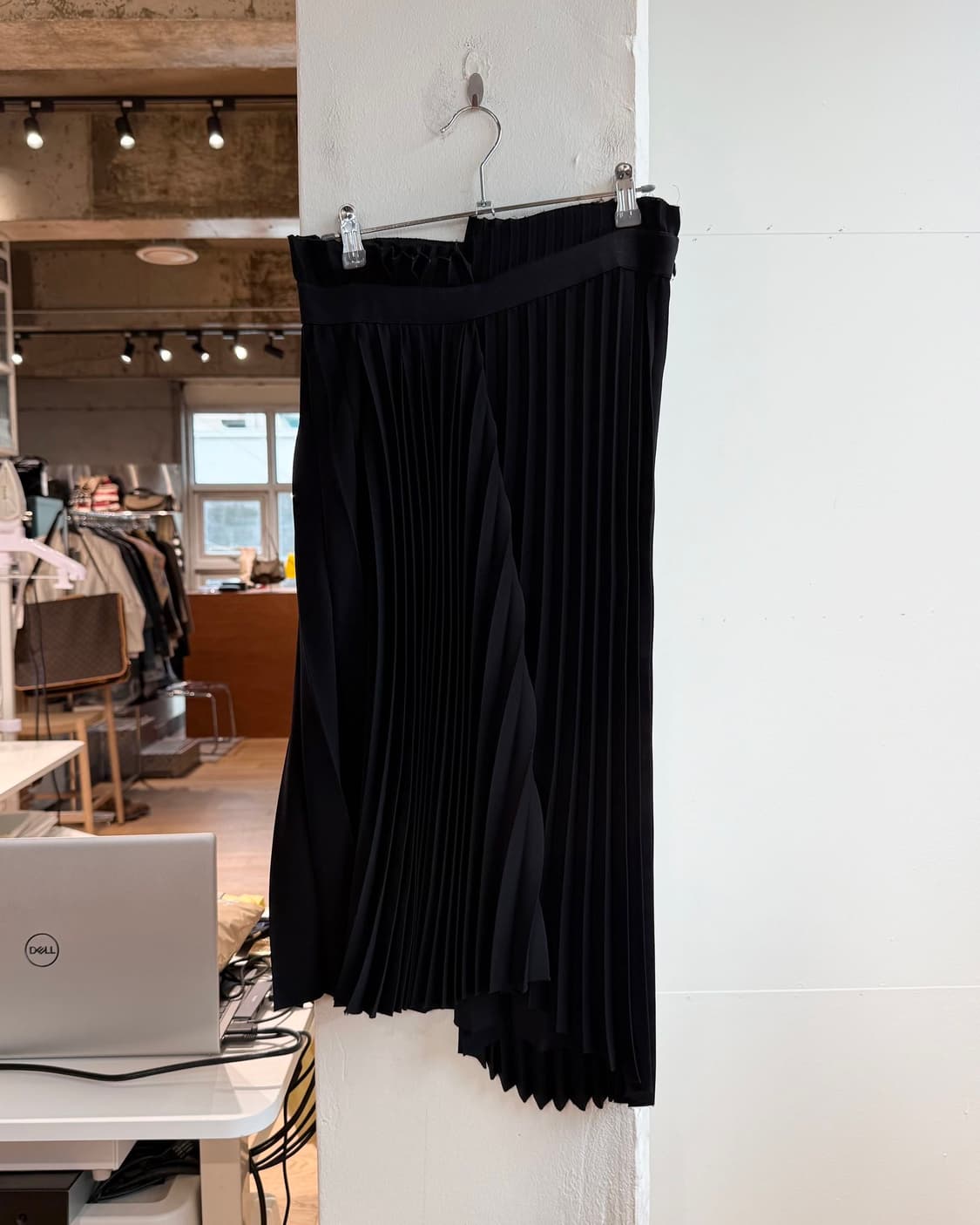 발렌시아가 블랙 플리츠 밴딩 랩 미디스커트 상품이미지5