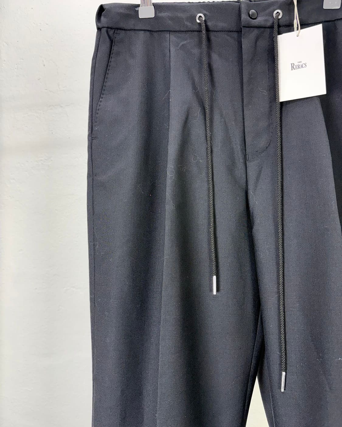 더 리라쿠스 블랙 테이퍼드 드로즈 백 포켓 울 팬츠 상품이미지2