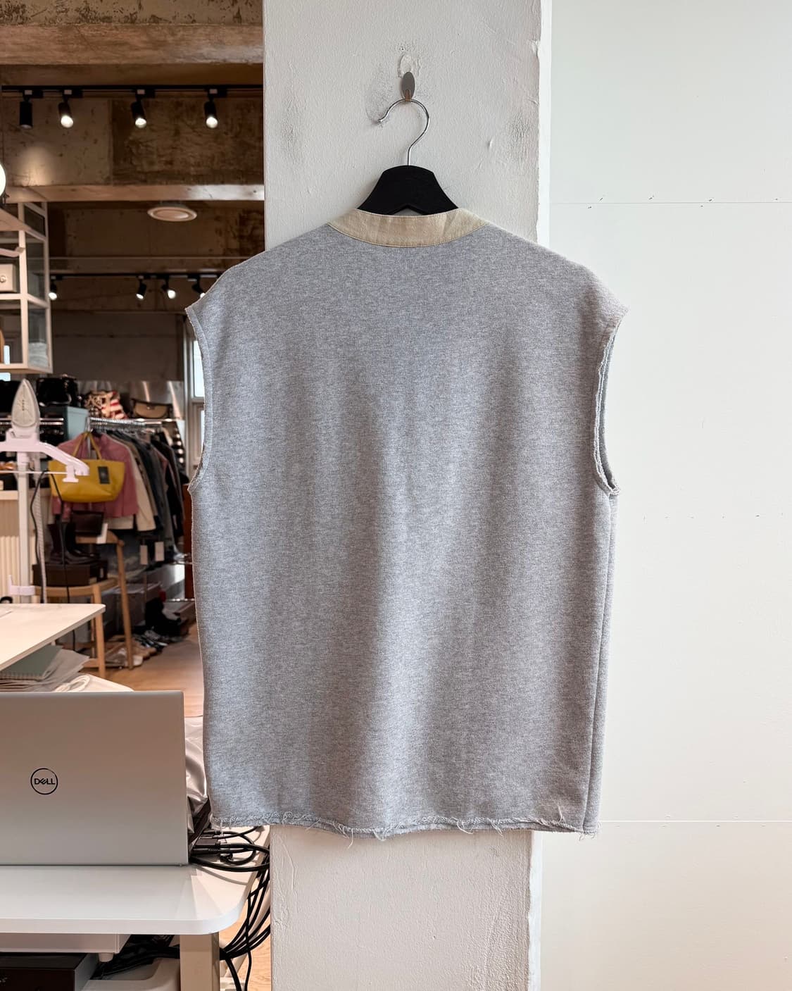 생로랑 그레이 17s 헨리넥 디스컷팅 슬리브리스 상품이미지6