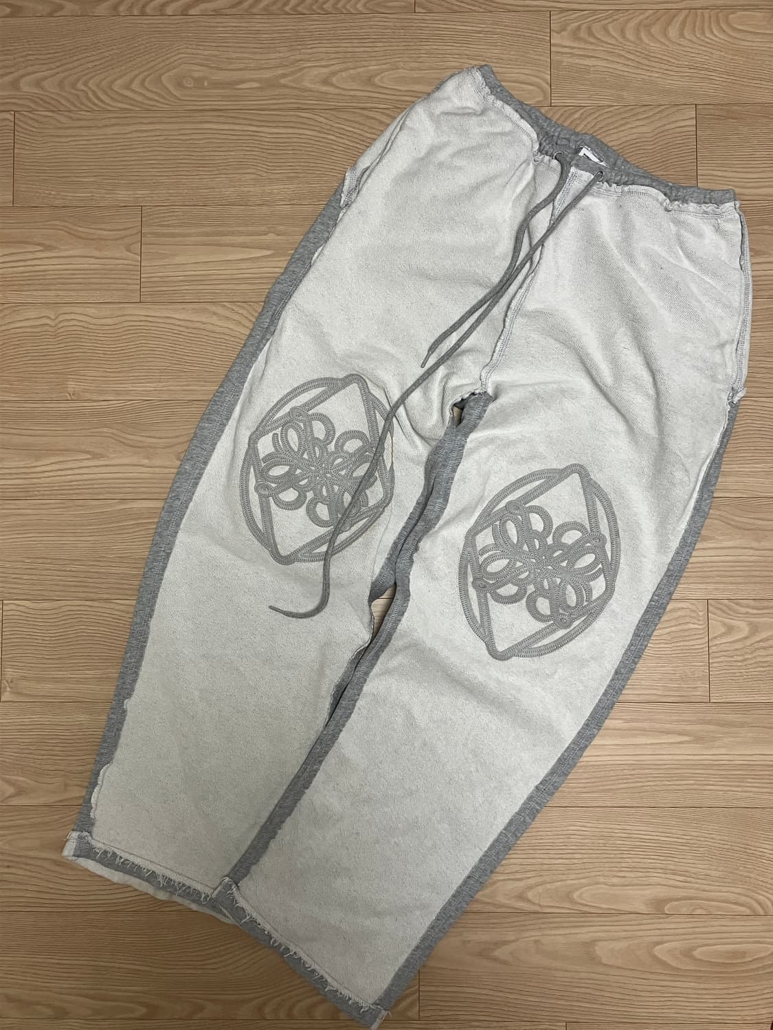 배드블러드 플뢰르 패치 스웻팬츠 상품이미지1