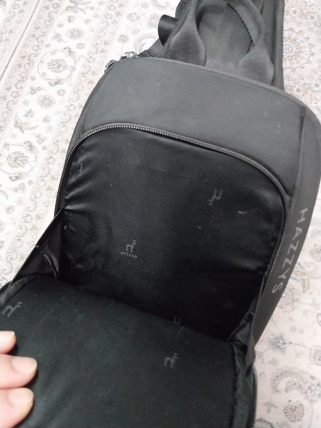 헤지스 블랙 슬링백 상품이미지2