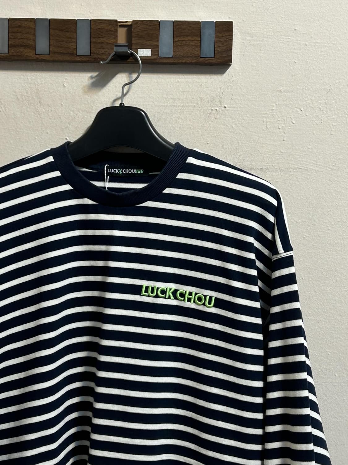 럭키슈에뜨 스트라이프 크롭 맨투맨 상품이미지3