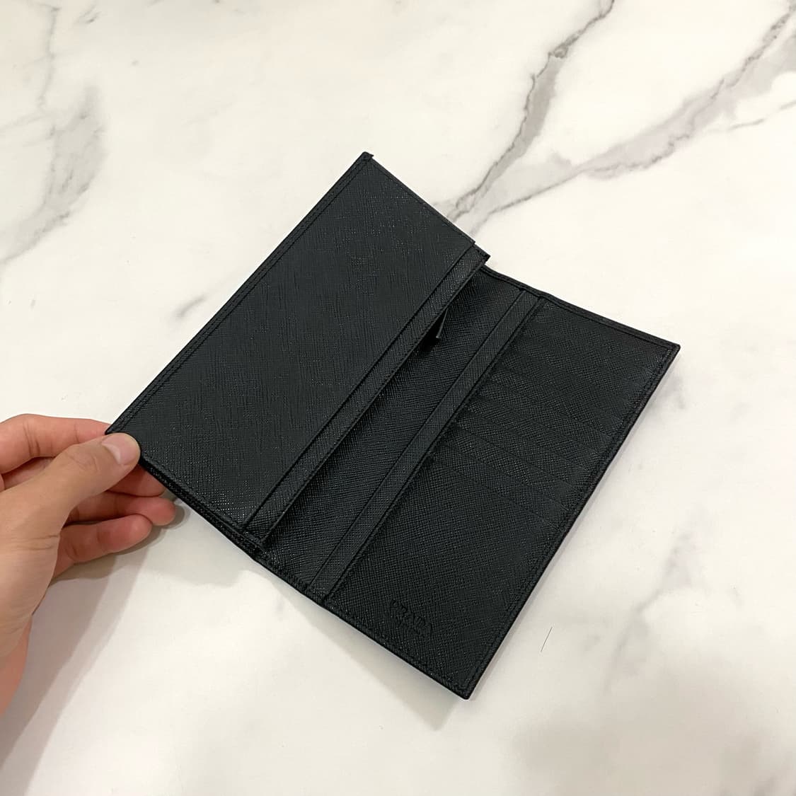 새상품급 프라다 사피아노 레더 삼각로고 장지갑 블랙 2MV836 상품이미지7