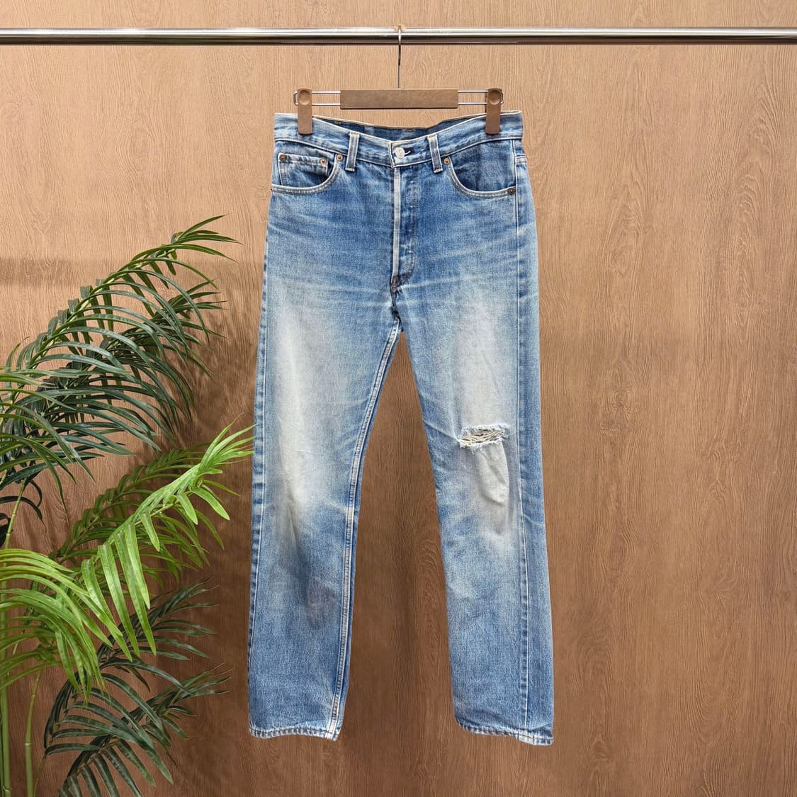 리바이스 501 워싱 데님 팬츠 프레이드 포인트 밴딩 로고 디테일 중청 상품이미지1