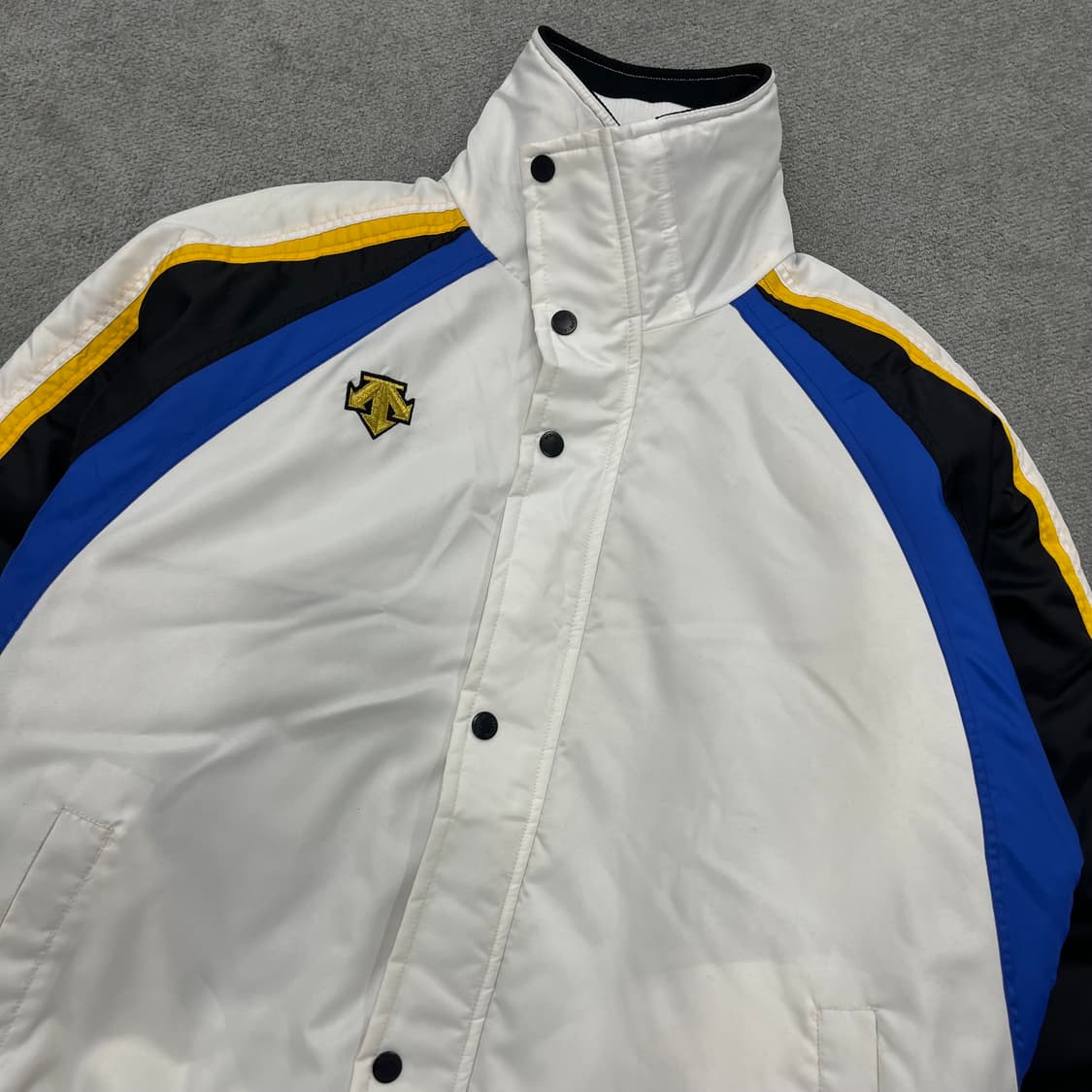 100 데상트 올드스쿨 스타디움 바시티점퍼 상품이미지2