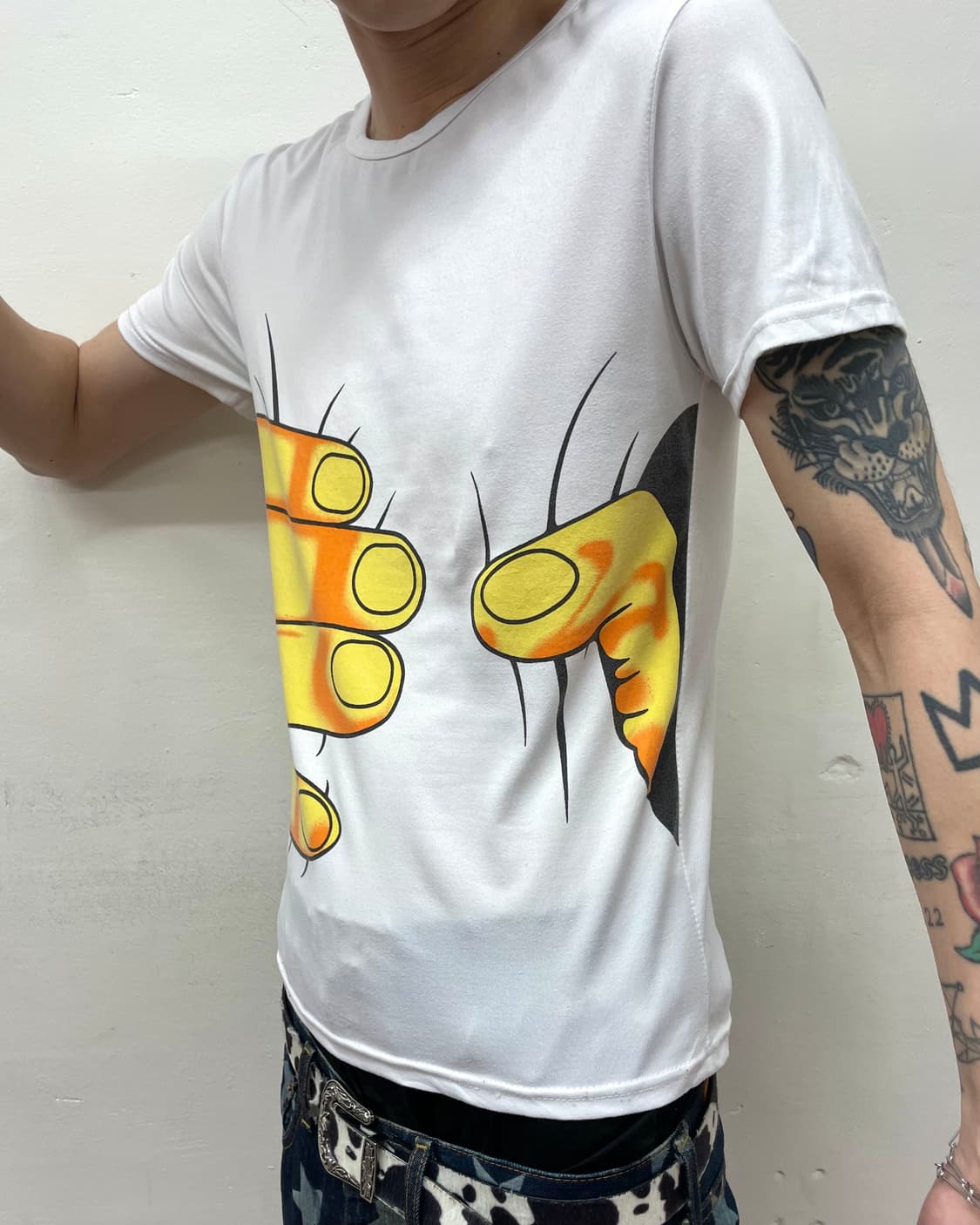giant finger T-shirt  상품이미지2
