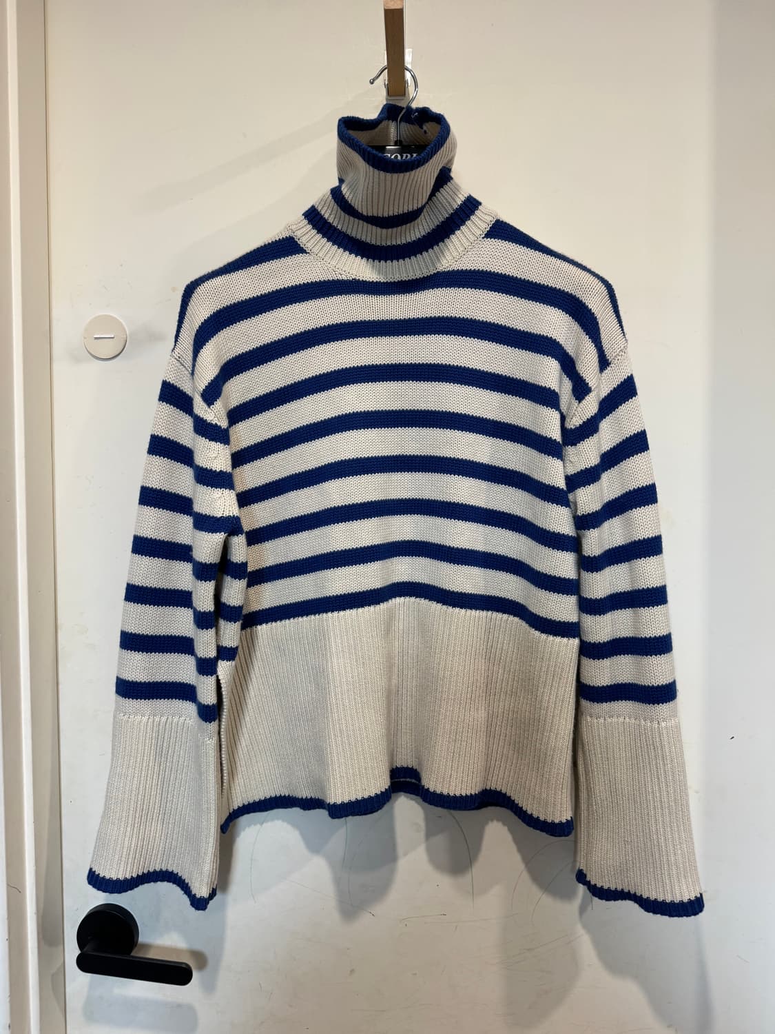 토템 시그니쳐 스트라이프 터틀넥 상품이미지3