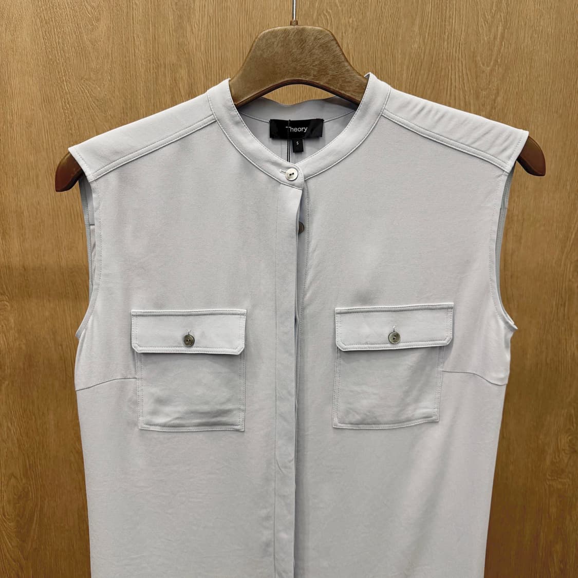 띠어리 슬리브리스 블라우스 밴드 카라 포켓 플리츠 디테일 라이트 블루 상품이미지4