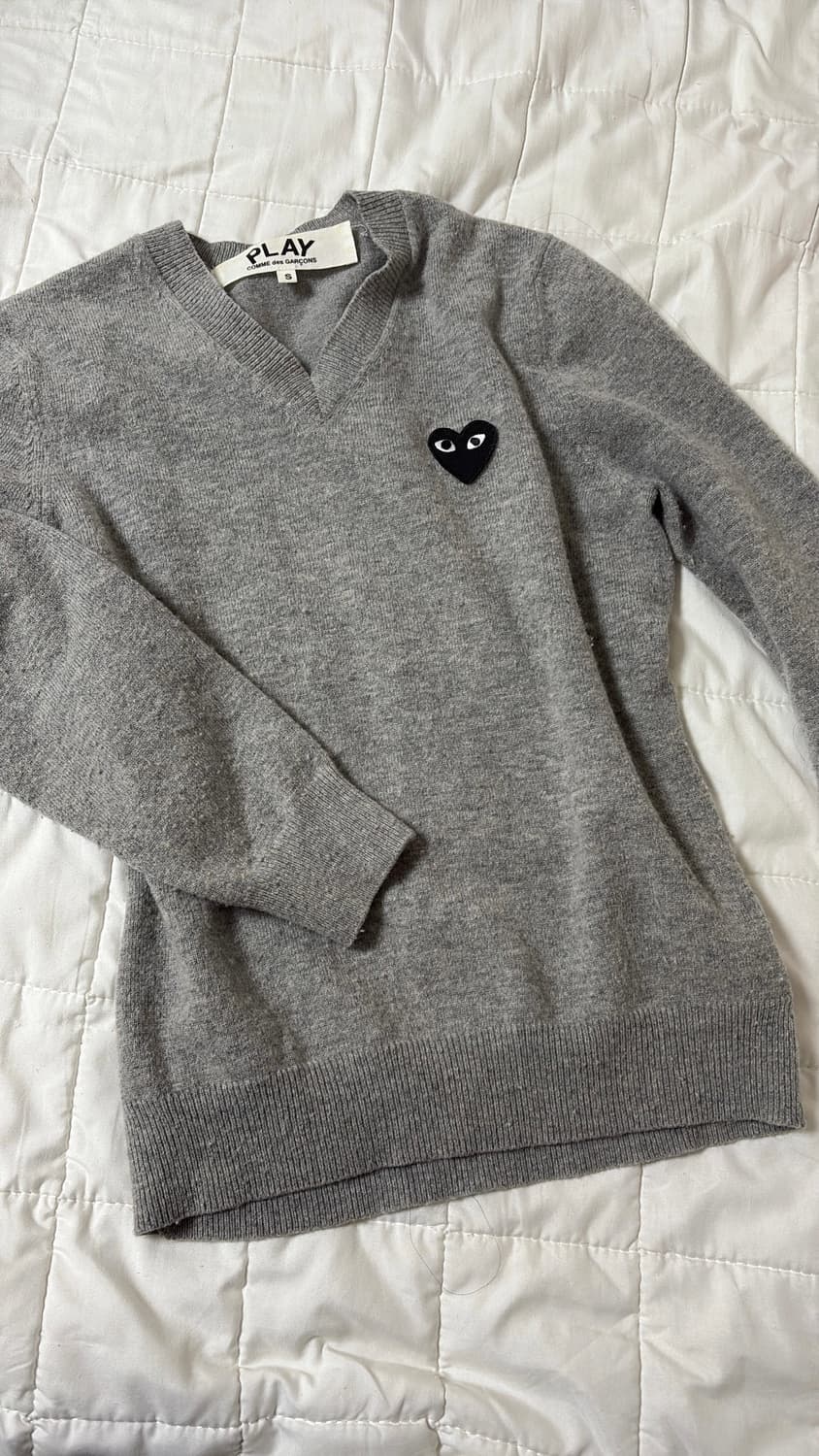 꼼데가르송 블랙하트 브이넥 스웨터 상품이미지1
