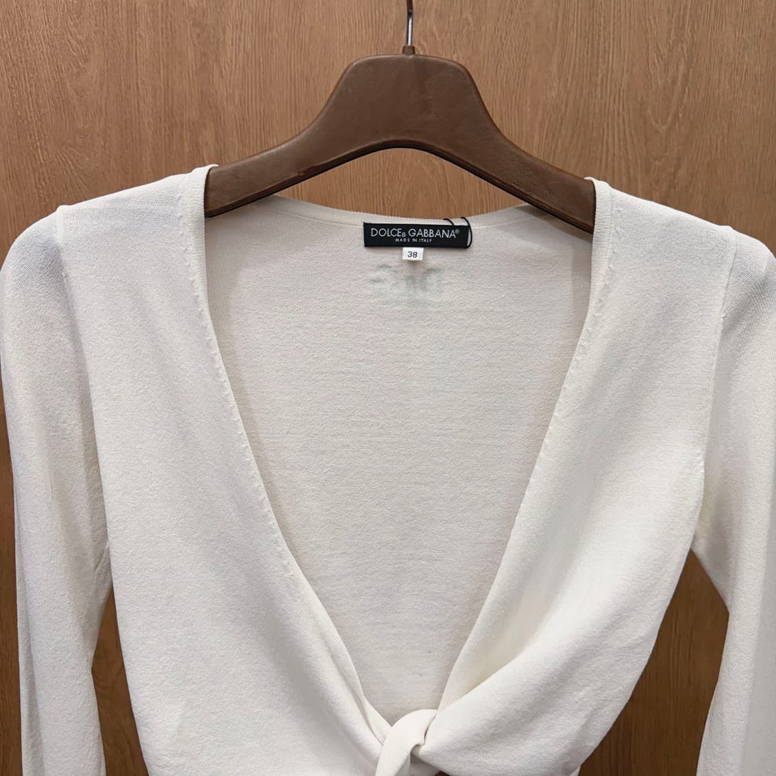 돌체앤가바나 랩 니트 가디건 긴팔 크롭 로고 프린팅 디테일 화이트 상품이미지4