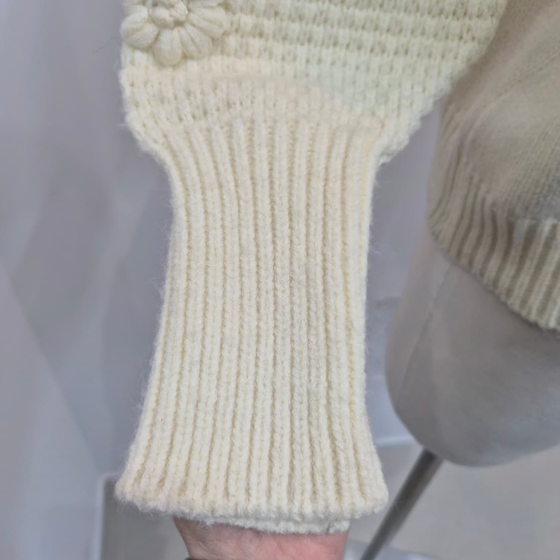 아이보리 입체 플라워 자수 도톰 니트 상품이미지7