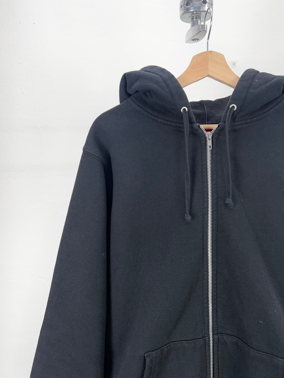 슈프림 18AW 펠트 로고 블랙 후드 집업 상품이미지2
