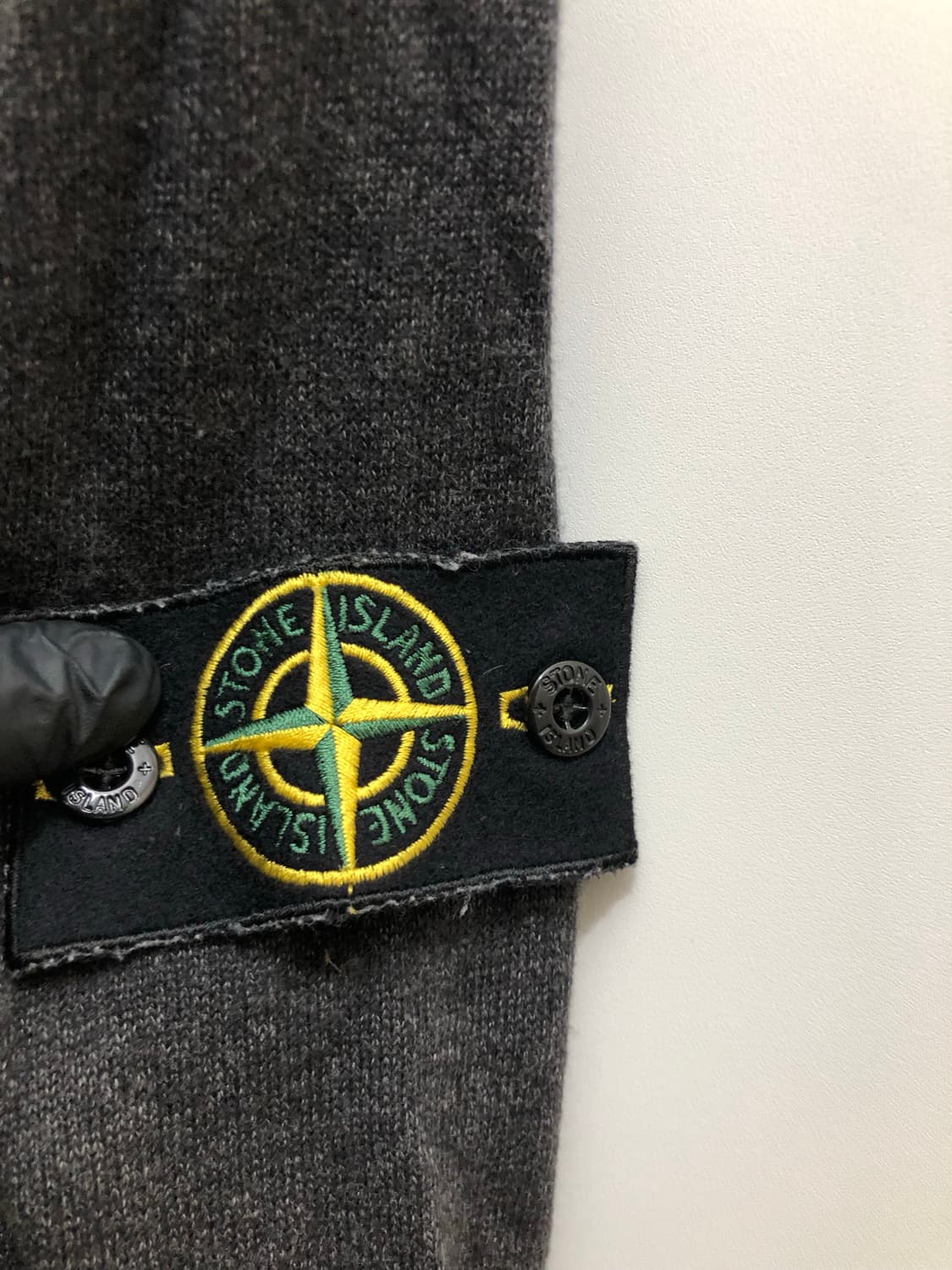 [S] 스톤아일랜드 와펜 패치 니트 집업 다크그레이 상품이미지3