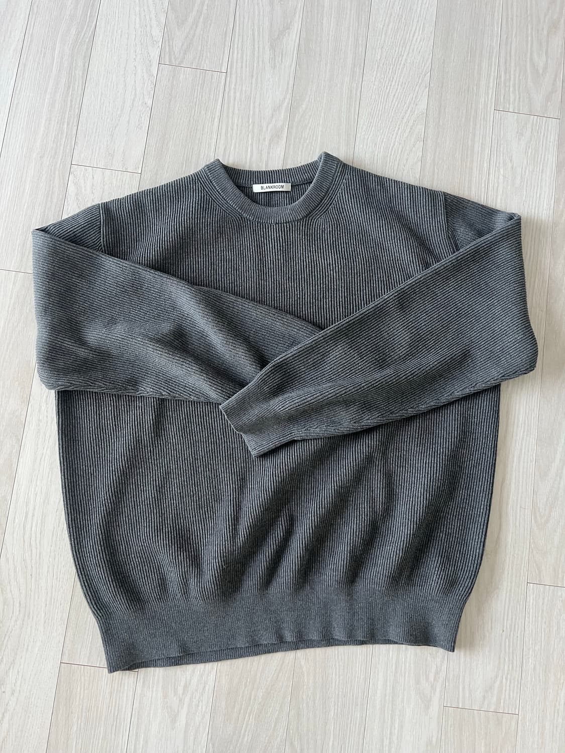 블랭크룸 올웨더 니트 차콜 1사이즈 판매해요! 상품이미지1