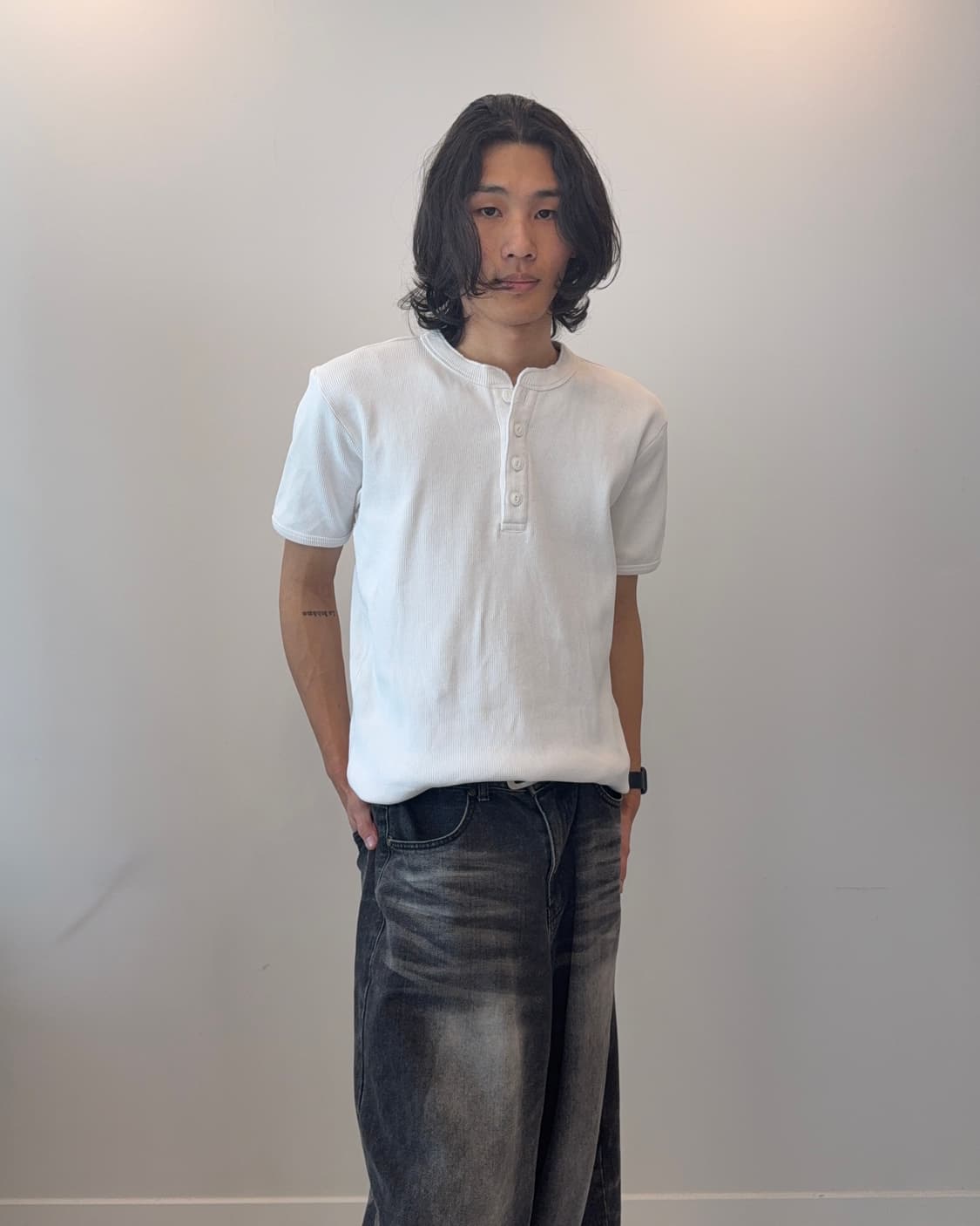 화이트 헨리넥 버튼 티셔츠 상품이미지5