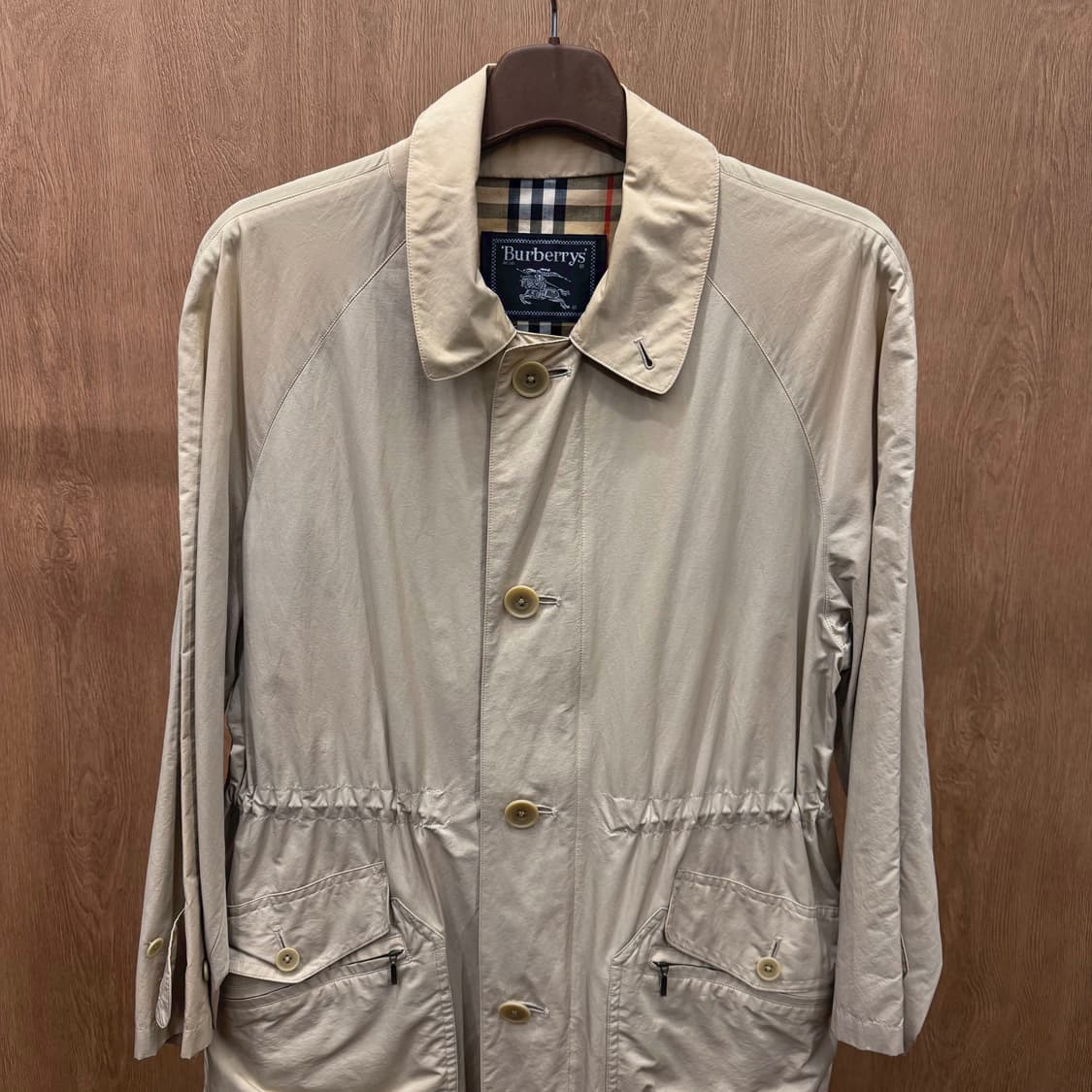 버버리 싱글 코트 드로우 스트링 플랩 포켓 체크 안감 레귤러핏 베이지 상품이미지3