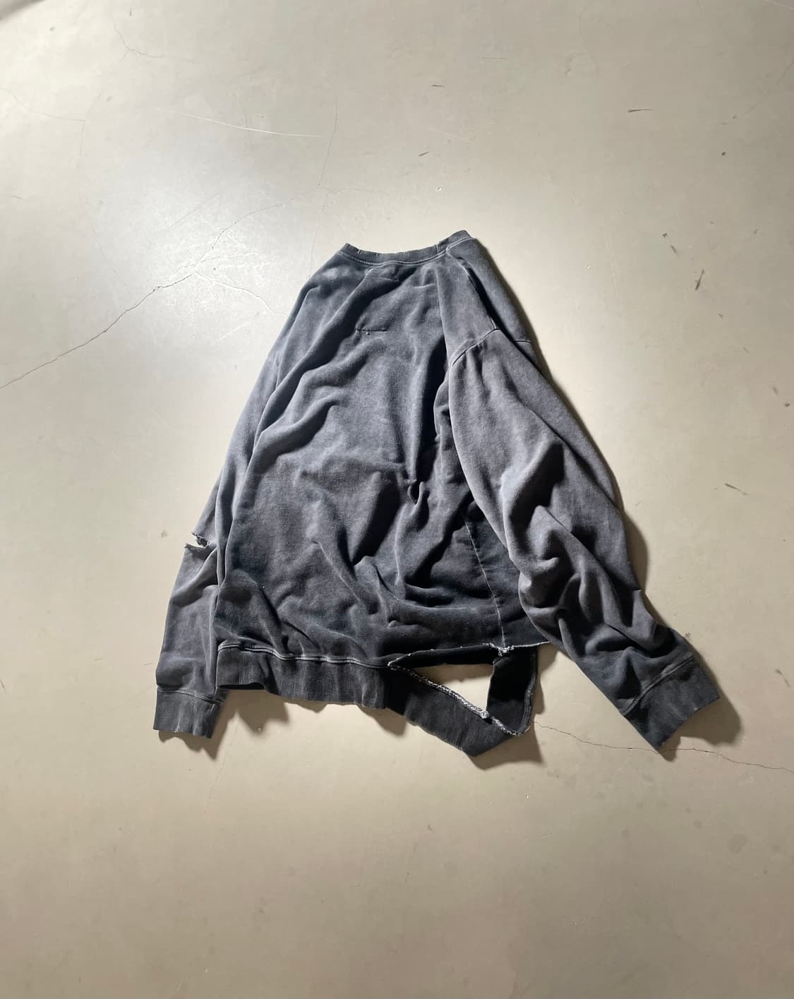 KZ Atelier Distressed Sweatshirt 상품이미지4