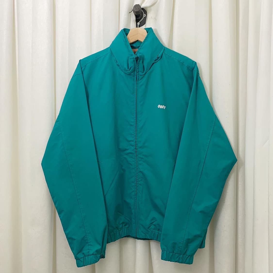 오베이 블루그린 백프린팅 윈드브레이커 상품이미지1