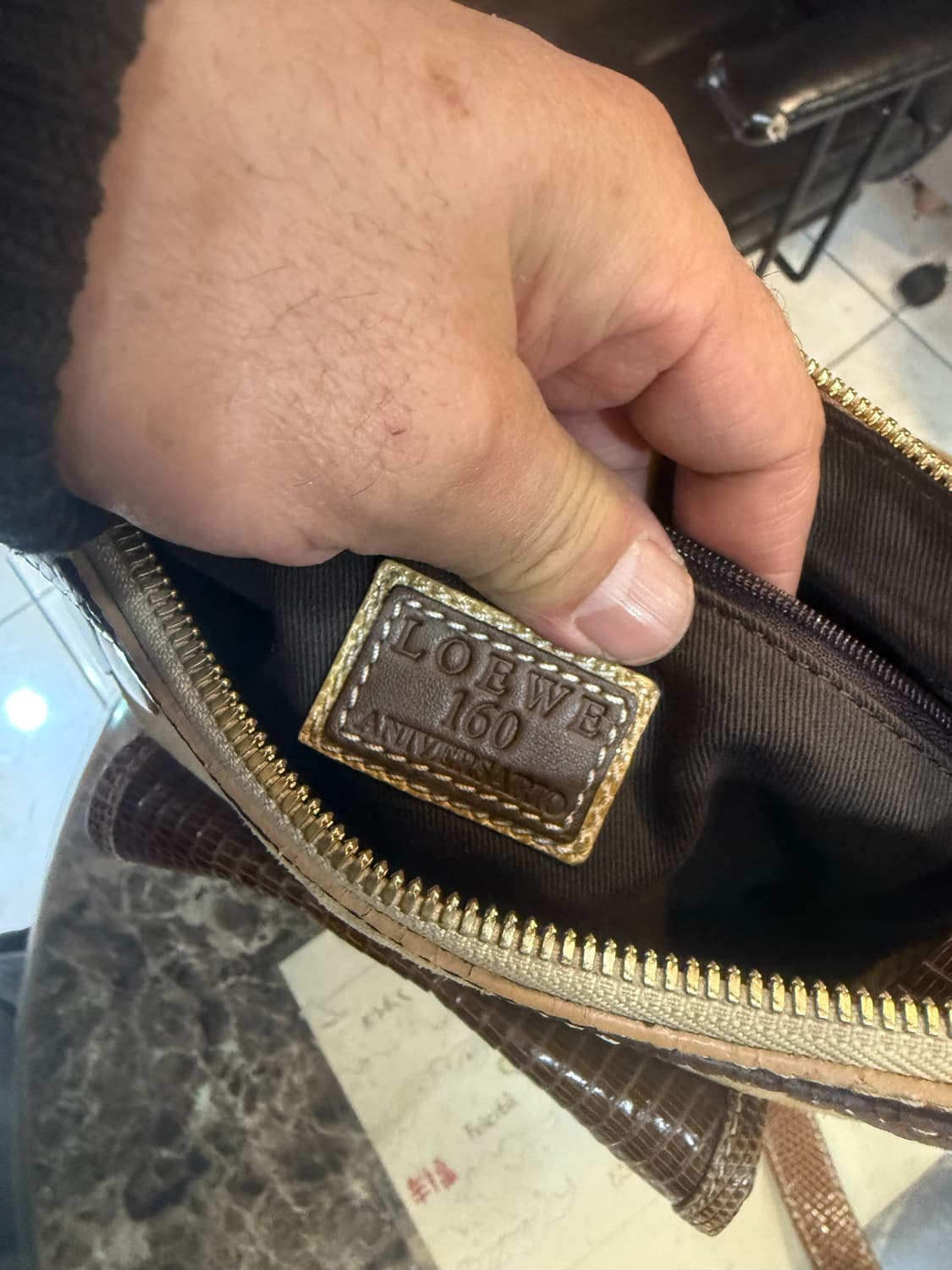 정품 로에베 160주년기념 판 배지 크로스백 팝니다 상품이미지8