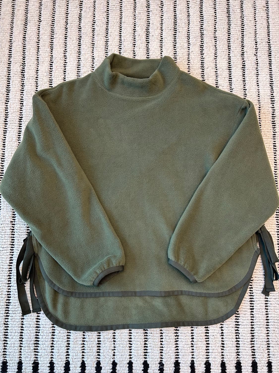 유니클로 화이트마운티니어링 플리스맨투맨 상품이미지1