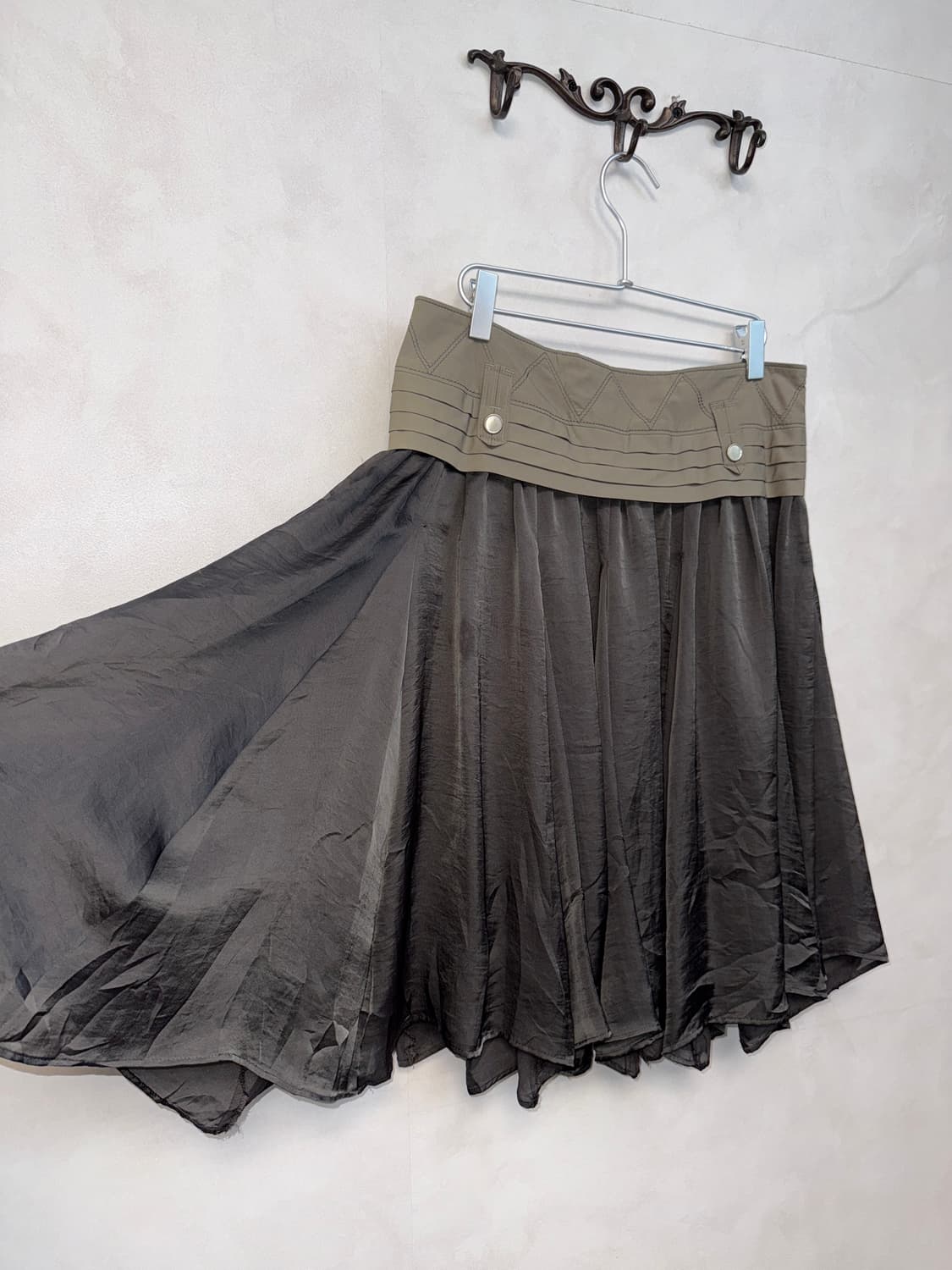 Ash brown wrinkle belted satin unbal sk 상품이미지1