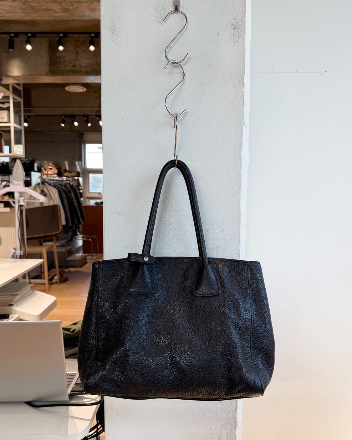 프라다 블랙 비텔로 다이노 레더 토트백  상품이미지5