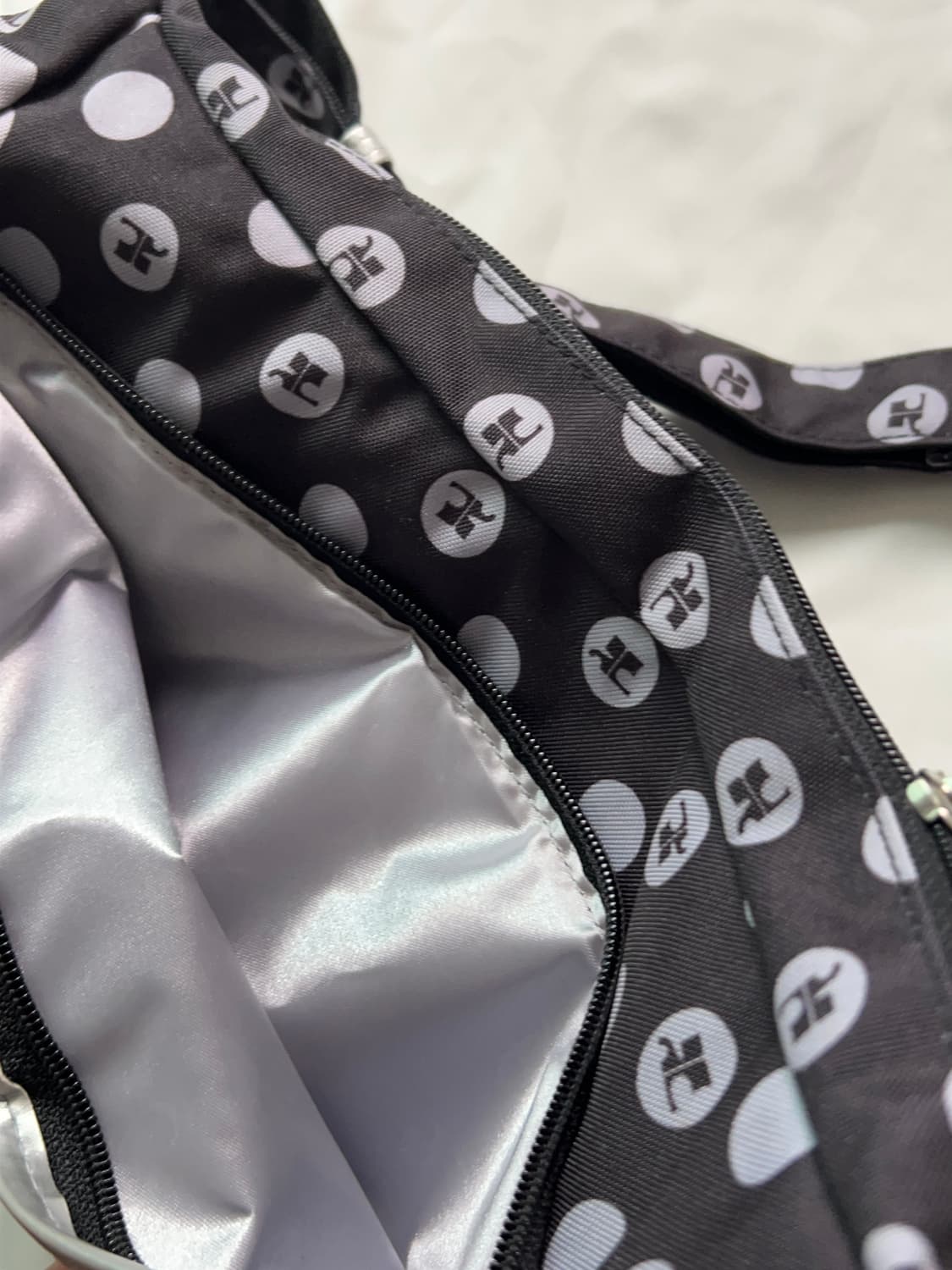 Courreges dot crossbag 꾸레쥬 도트 크로스백 상품이미지4