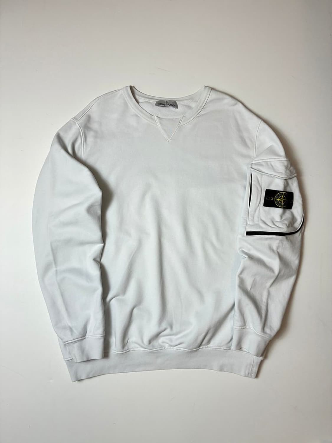 스톤아일랜드 시그니처 와펜 로고 크루넥 맨투맨 PN8220 상품이미지1