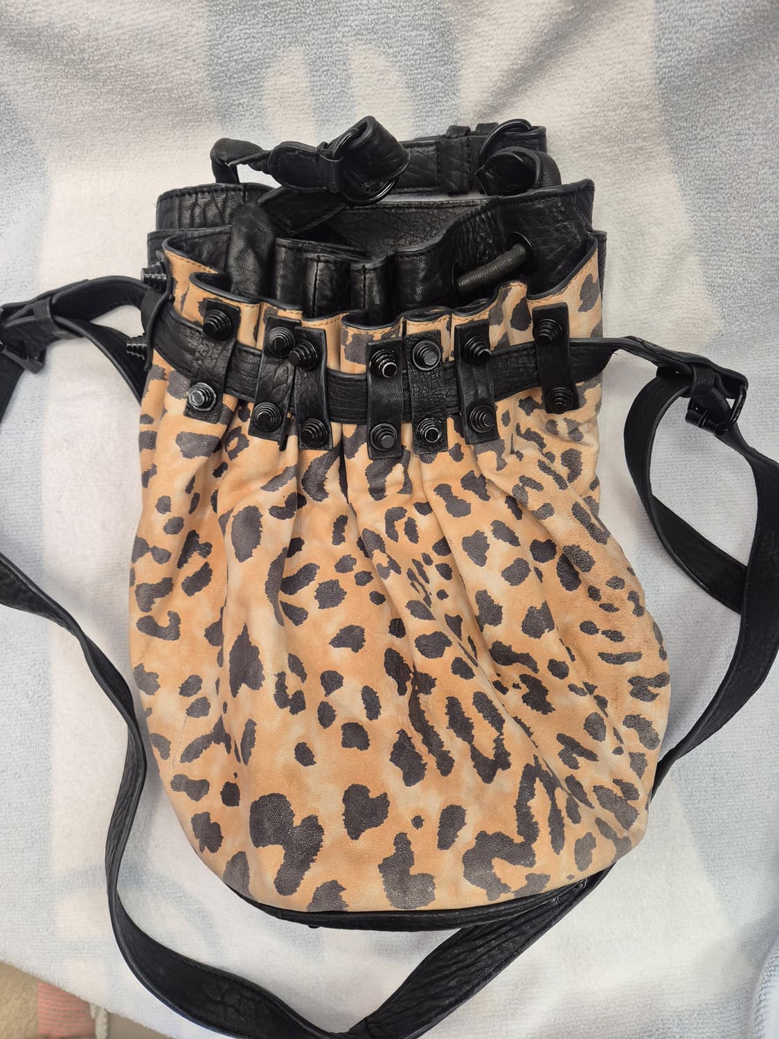 알렉산더 왕의 개성 넘치는 레오파드 패턴 버킷백 상품이미지1