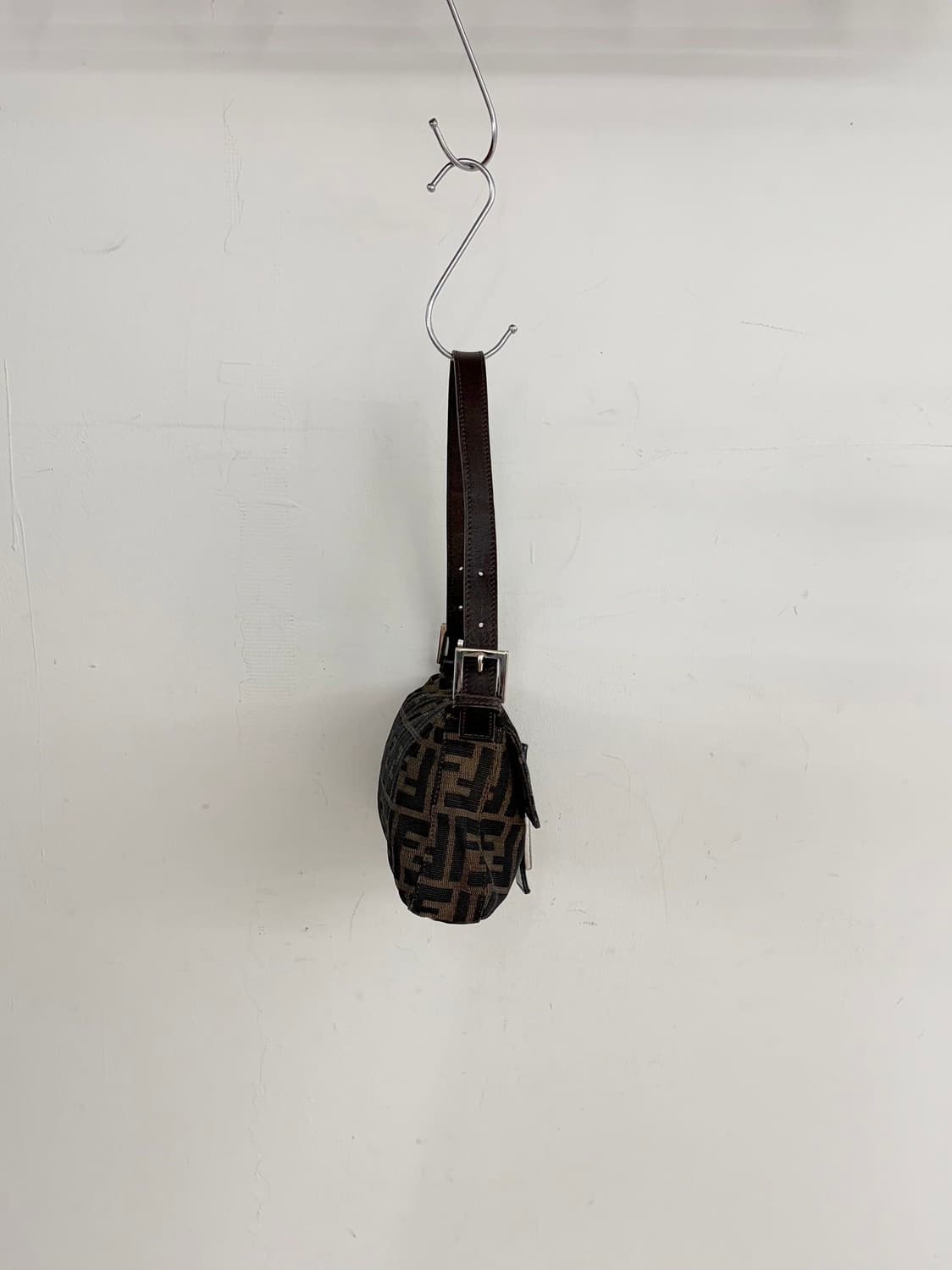 펜디 브라운 주카 미니 바케트 숄더백  상품이미지3