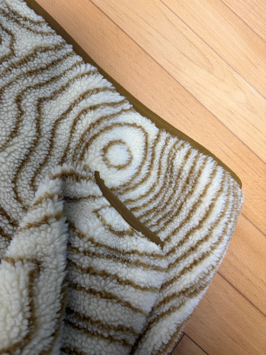 로어즈 베이지 플리스 상품이미지4